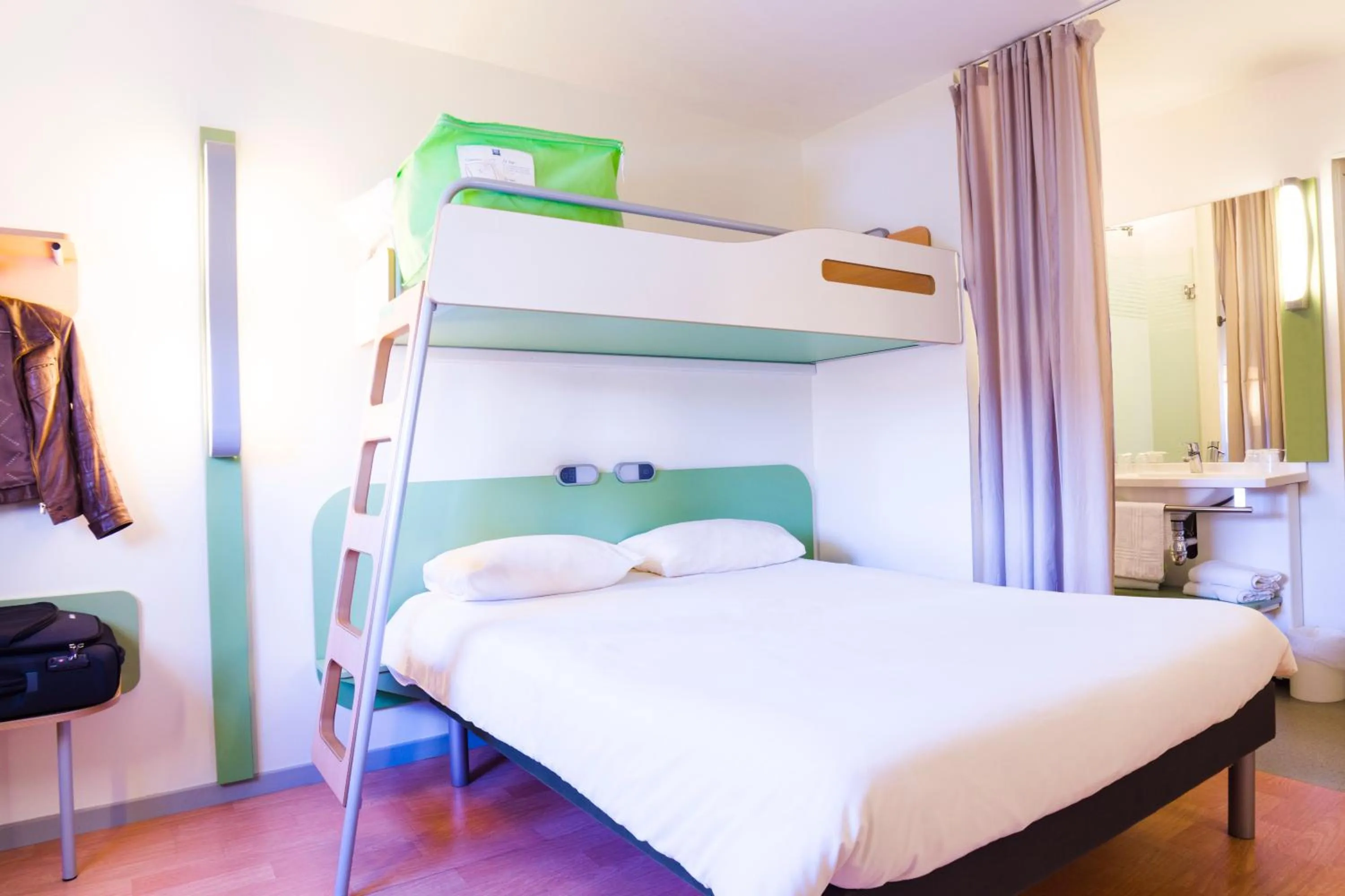Shower, Bed in Ibis Budget Valence Sud