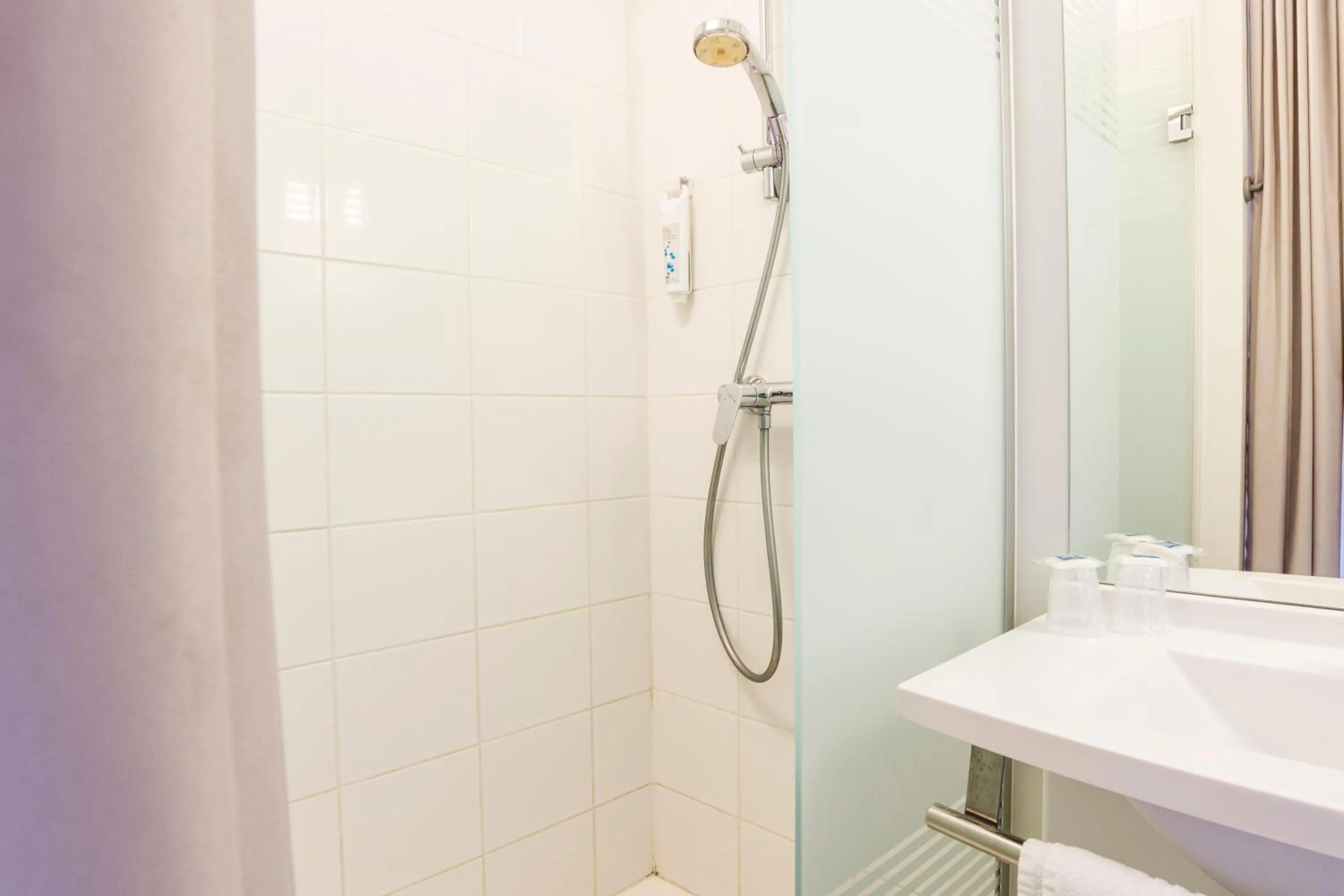 Shower in Ibis Budget Valence Sud