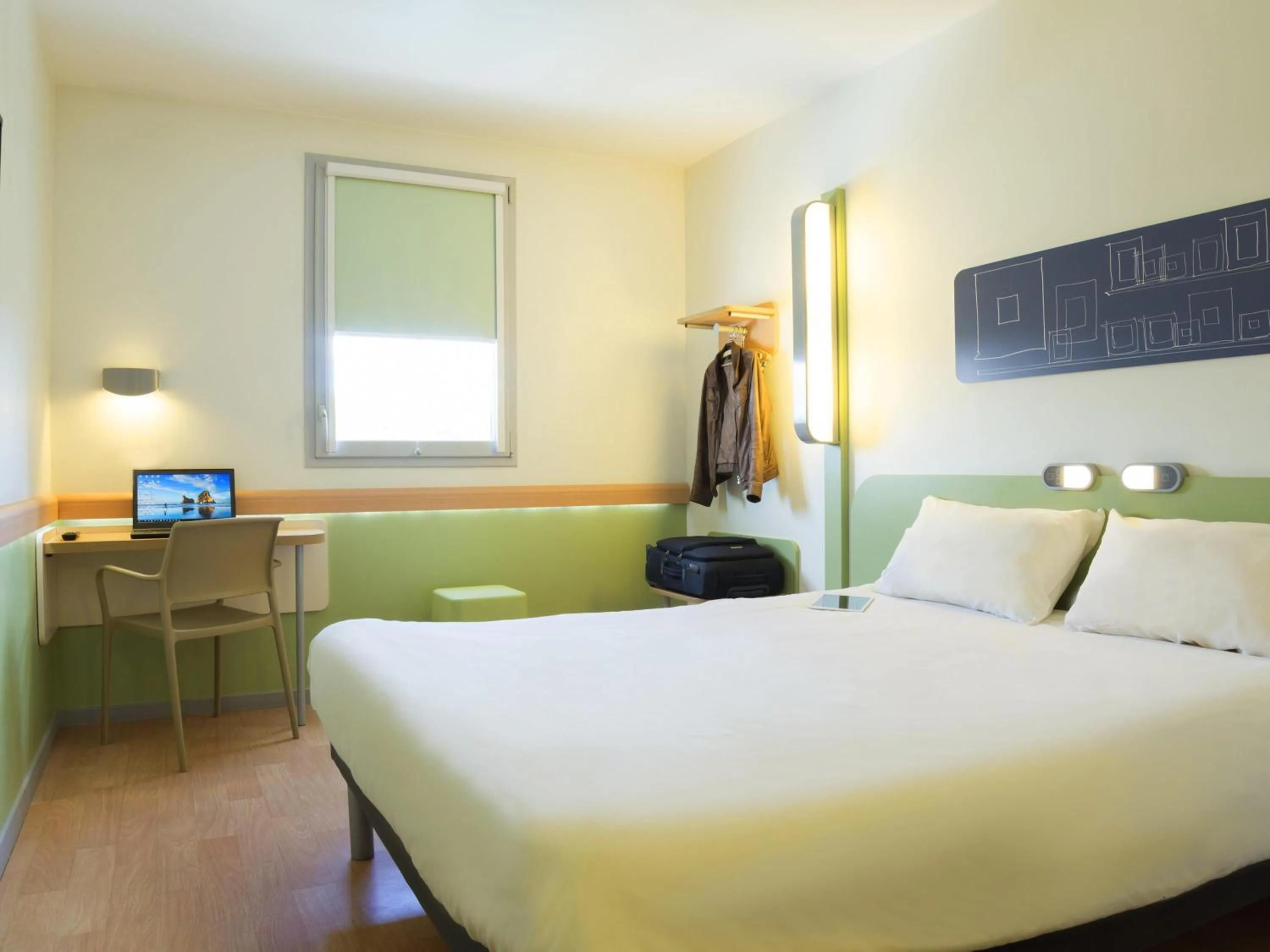 Bedroom, Bed in Ibis Budget Valence Sud