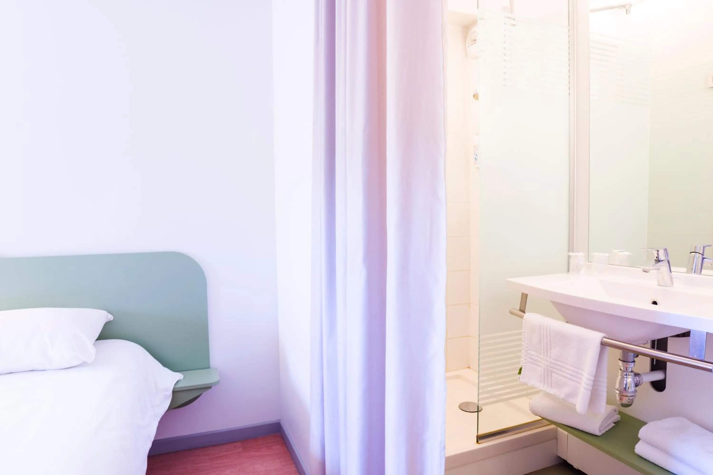 Shower, Bed in Ibis Budget Valence Sud