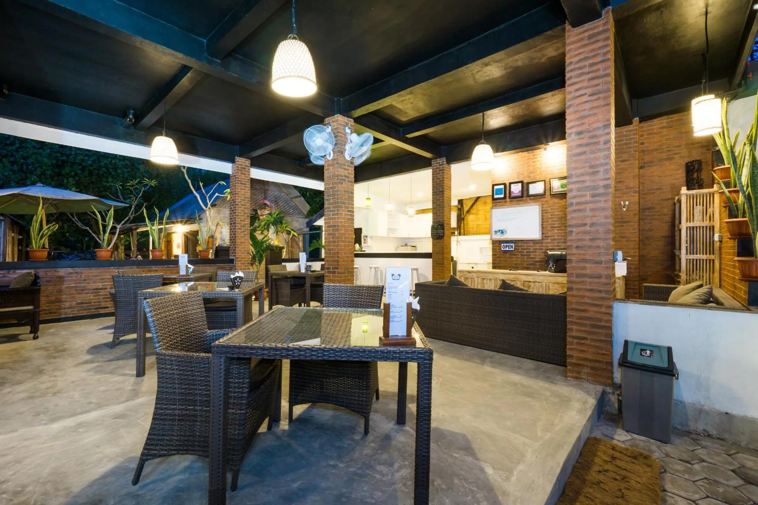 Restaurant/places to eat in Nyuh Gading Home Stay
