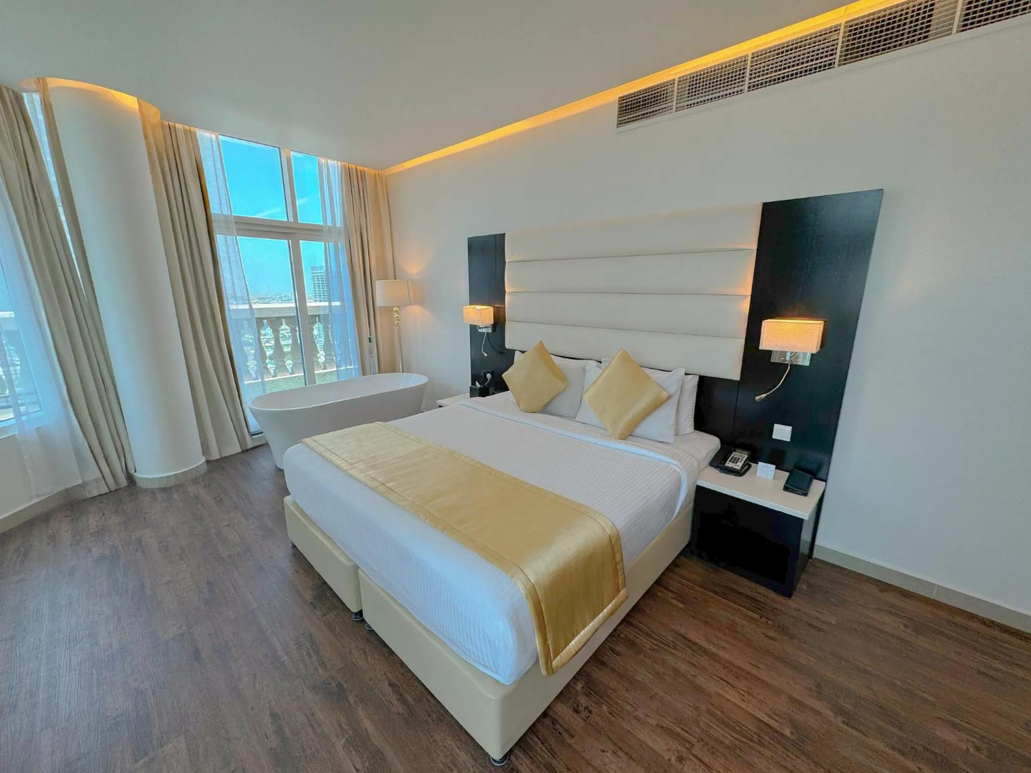 Bedroom, Bed in Emirates Grand Hotel