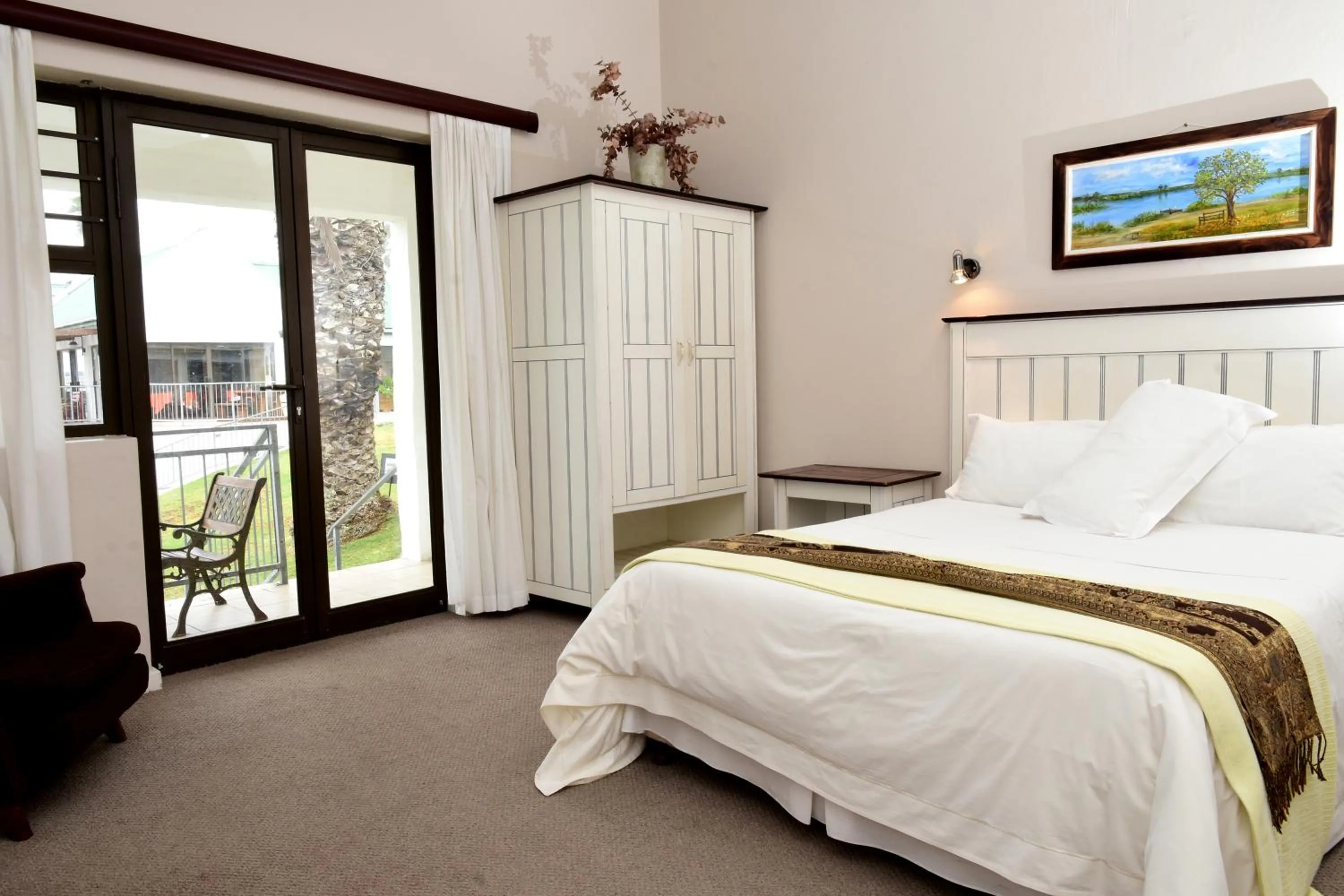 Garden view, Bed in Riviera Hotel & Chalets