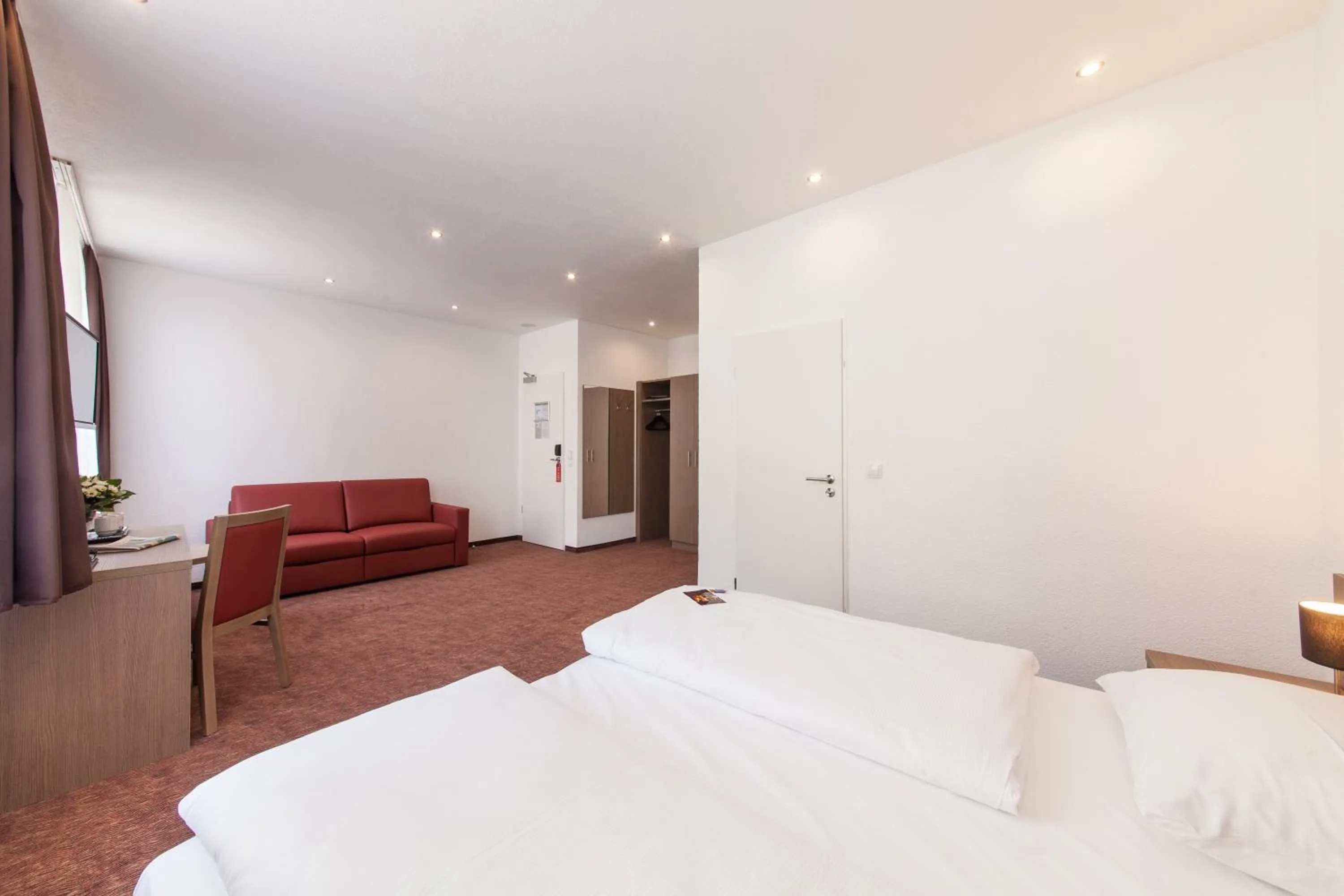 Photo of the whole room, Bed in Hotel Excelsior Dortmund Hauptbahnhof
