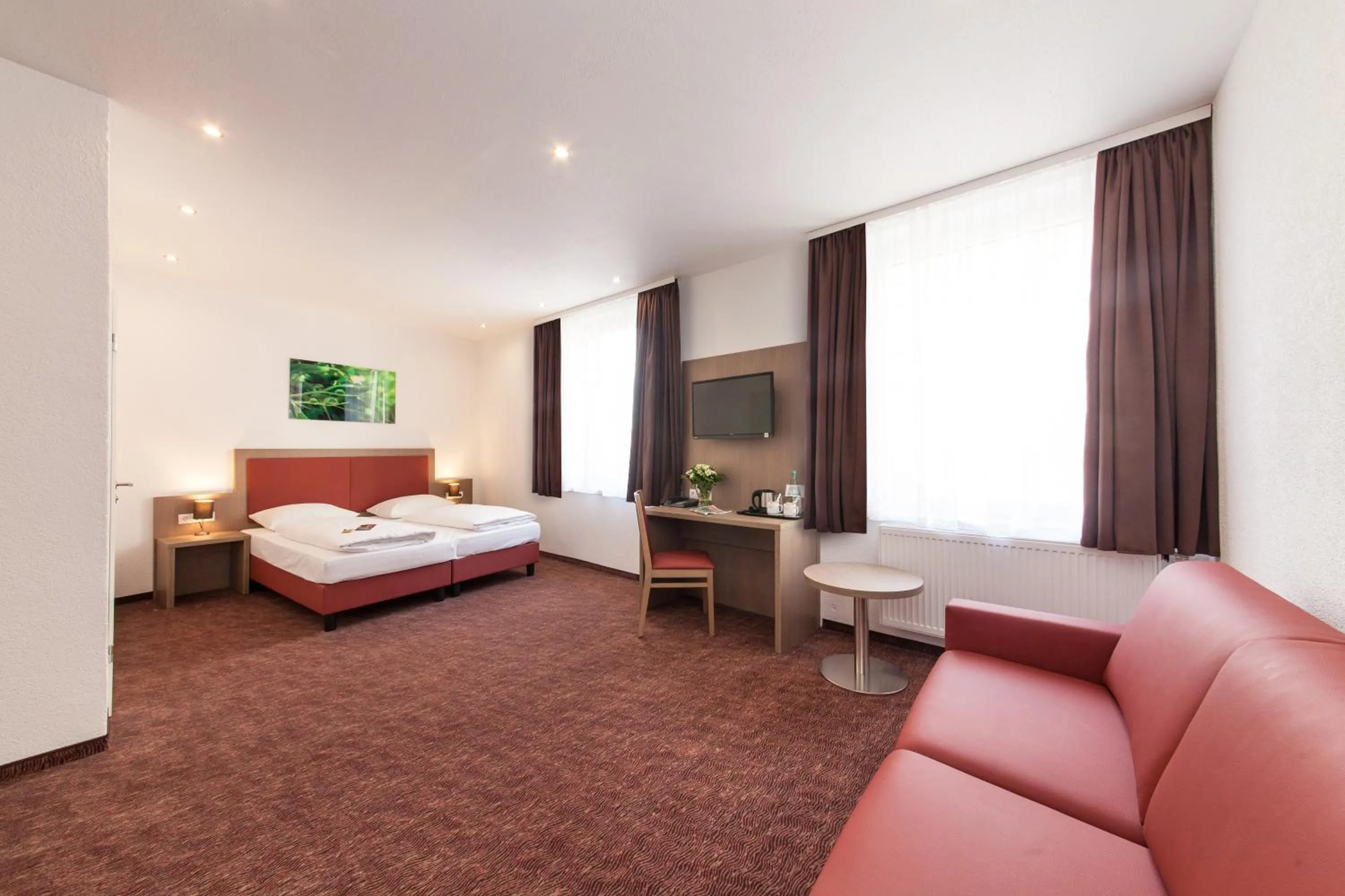 Photo of the whole room, Bed in Hotel Excelsior Dortmund Hauptbahnhof