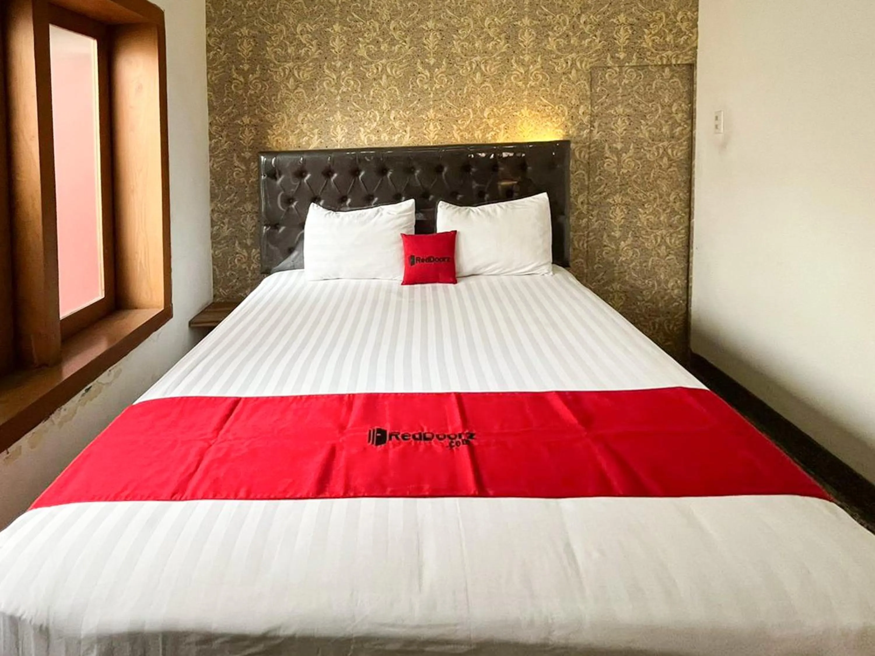 Bedroom, Bed in RedDoorz Syariah Near Alun-Alun Tulungagung