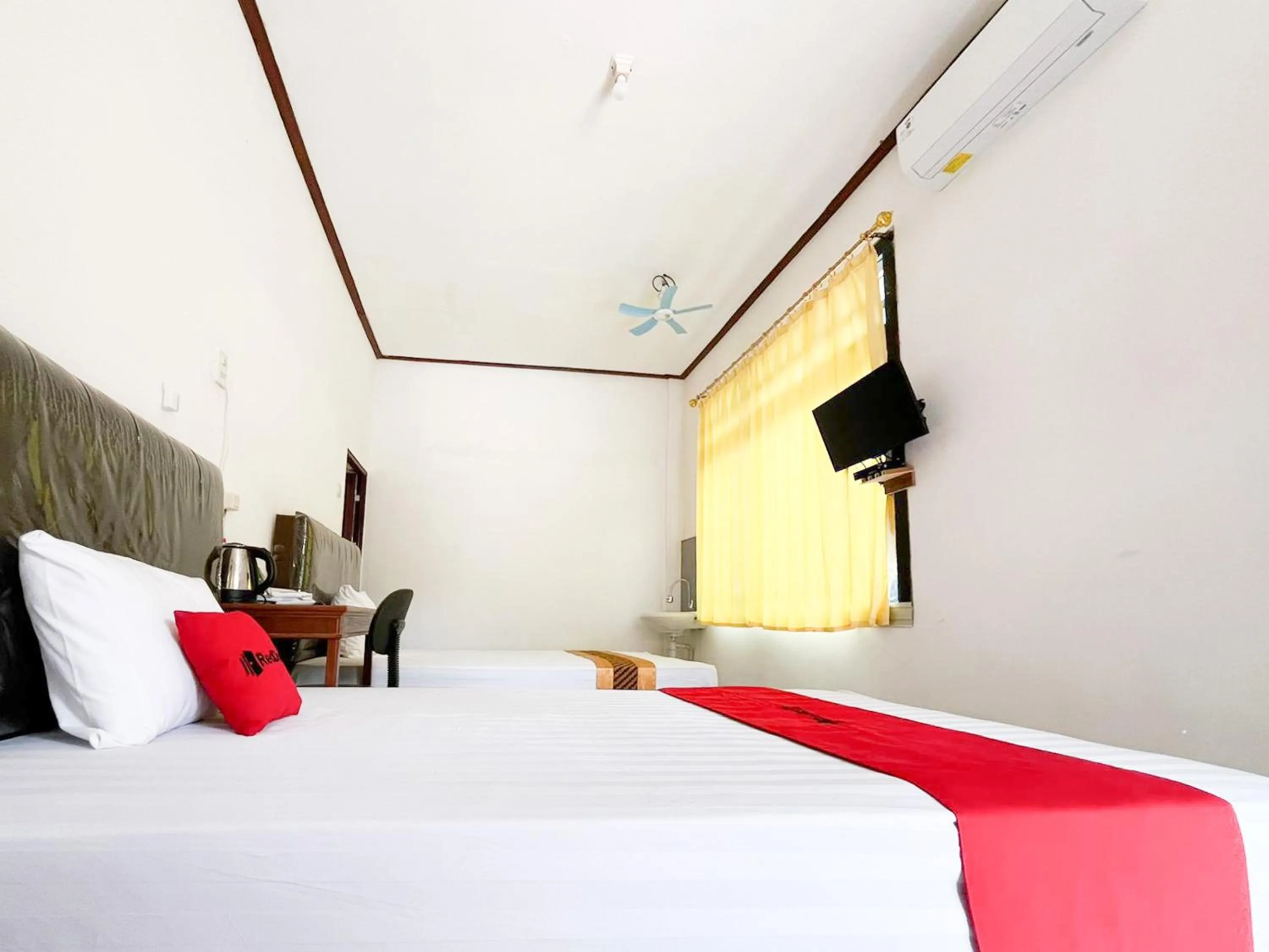 Bedroom, Bed in RedDoorz Syariah Near Alun-Alun Tulungagung