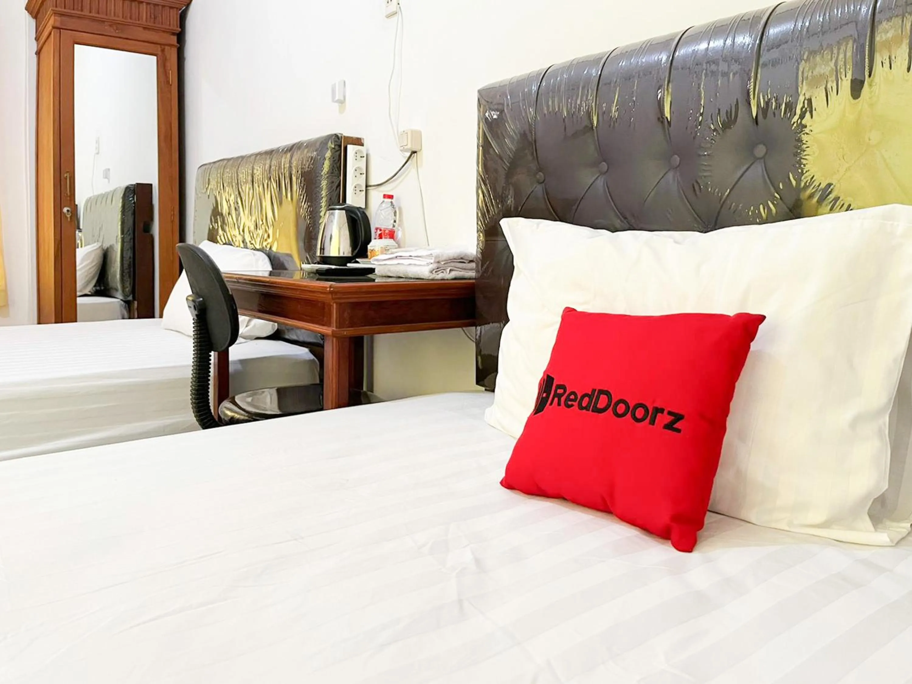 Bedroom, Bed in RedDoorz Syariah Near Alun-Alun Tulungagung