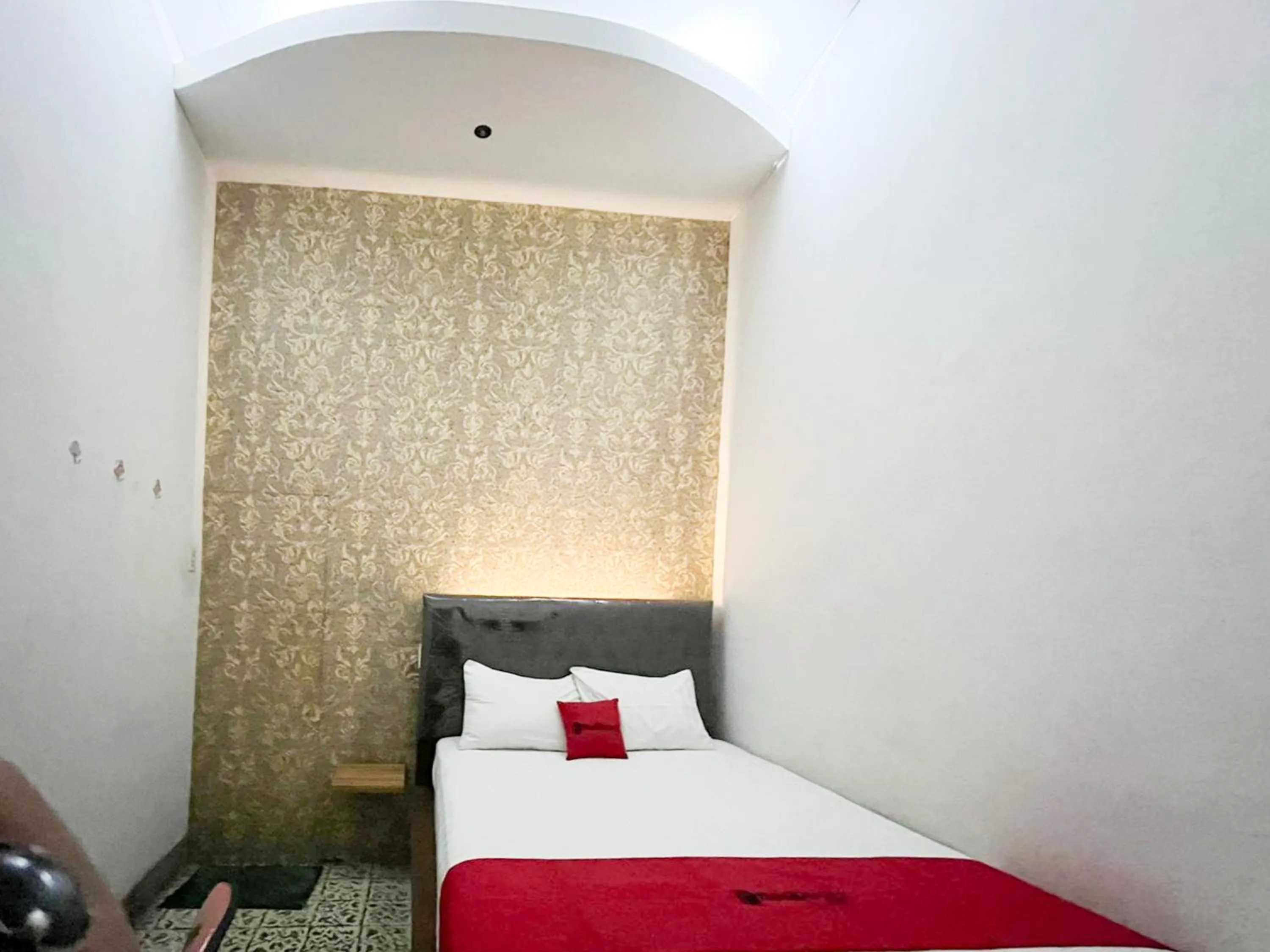 Bedroom, Bed in RedDoorz Syariah Near Alun-Alun Tulungagung