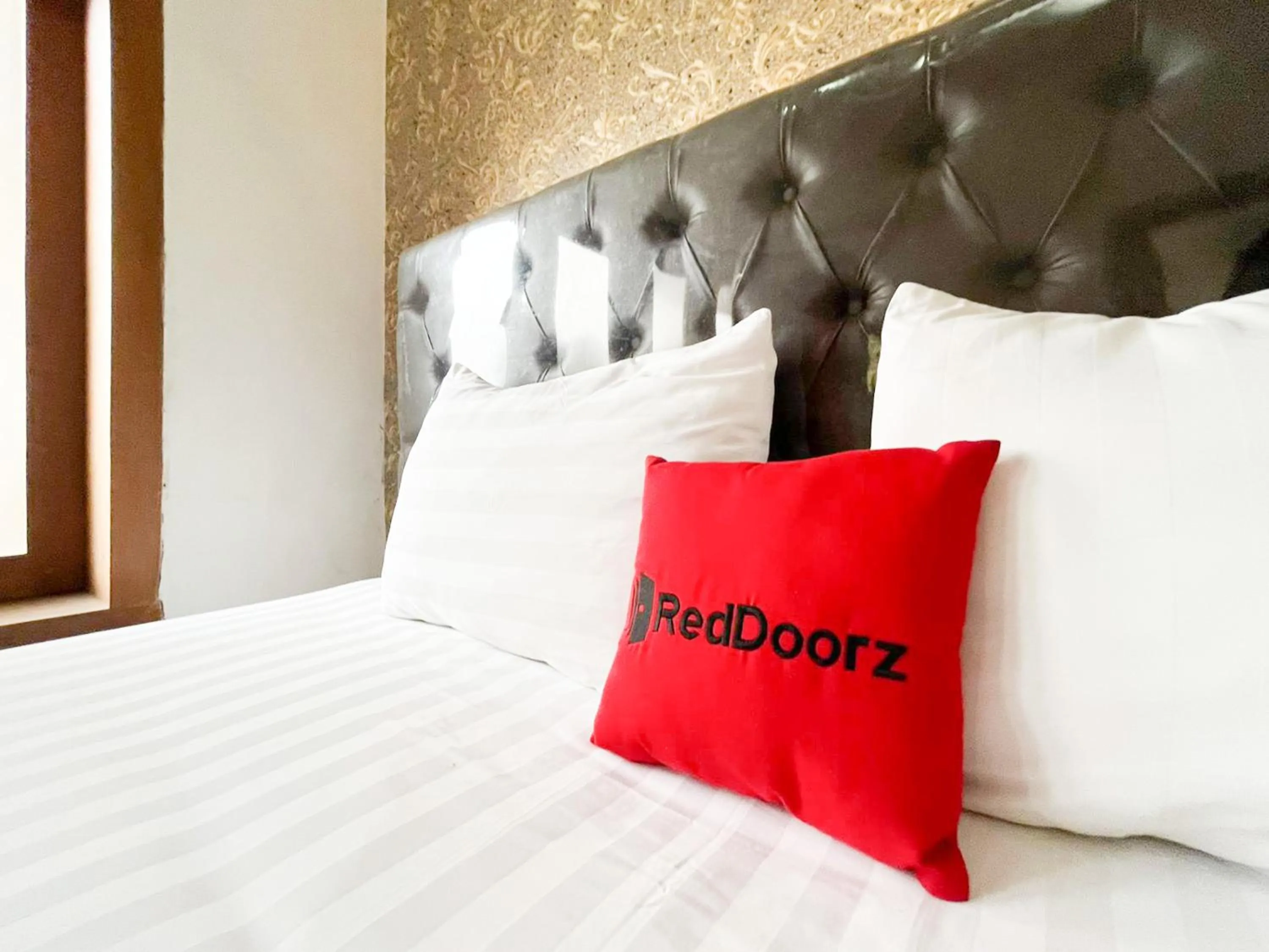 Bedroom, Bed in RedDoorz Syariah Near Alun-Alun Tulungagung