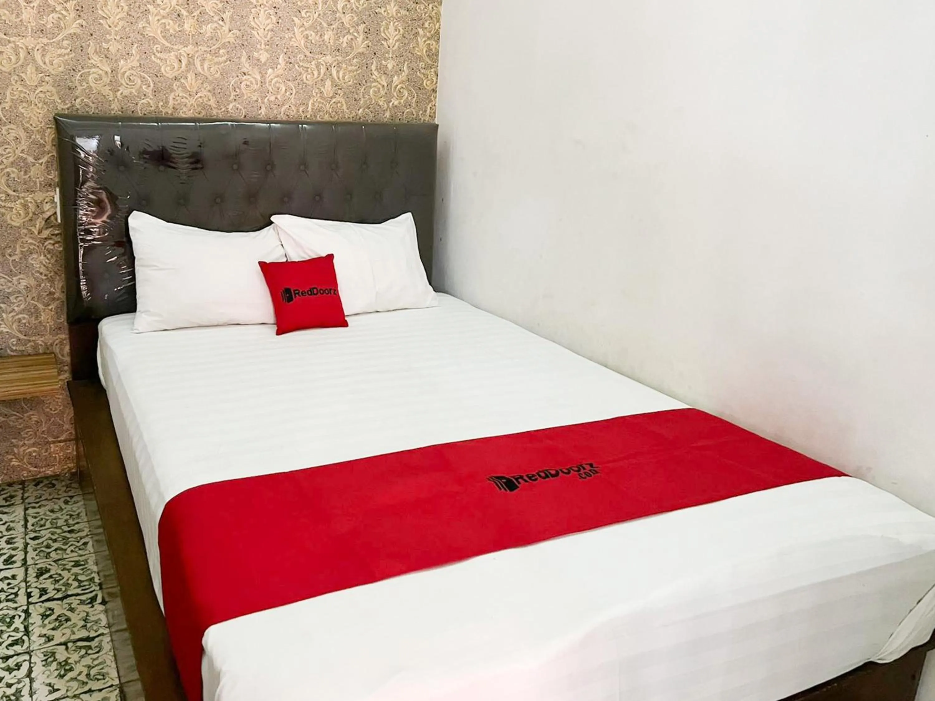 Bedroom, Bed in RedDoorz Syariah Near Alun-Alun Tulungagung