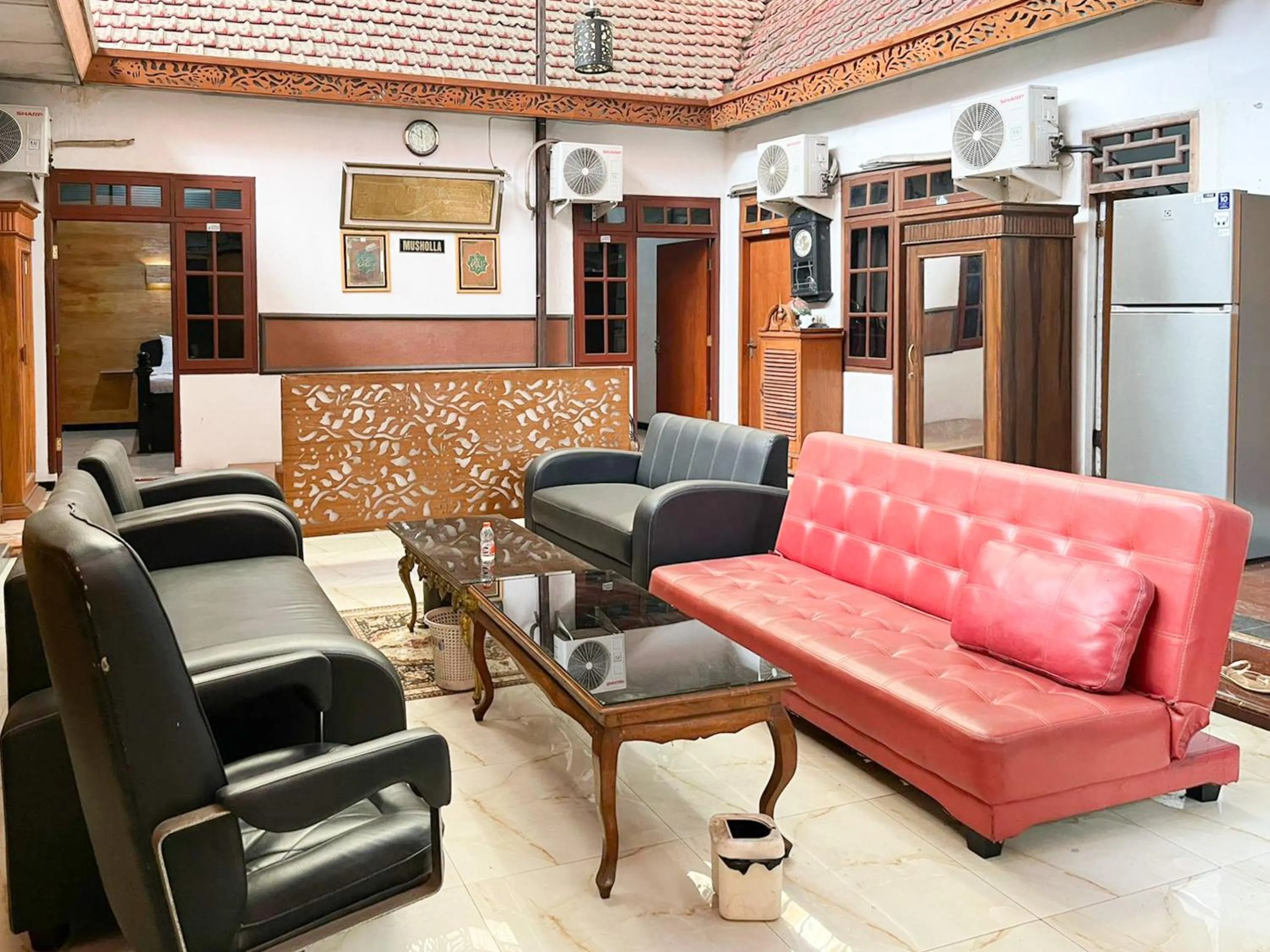 Lobby or reception in RedDoorz Syariah Near Alun-Alun Tulungagung