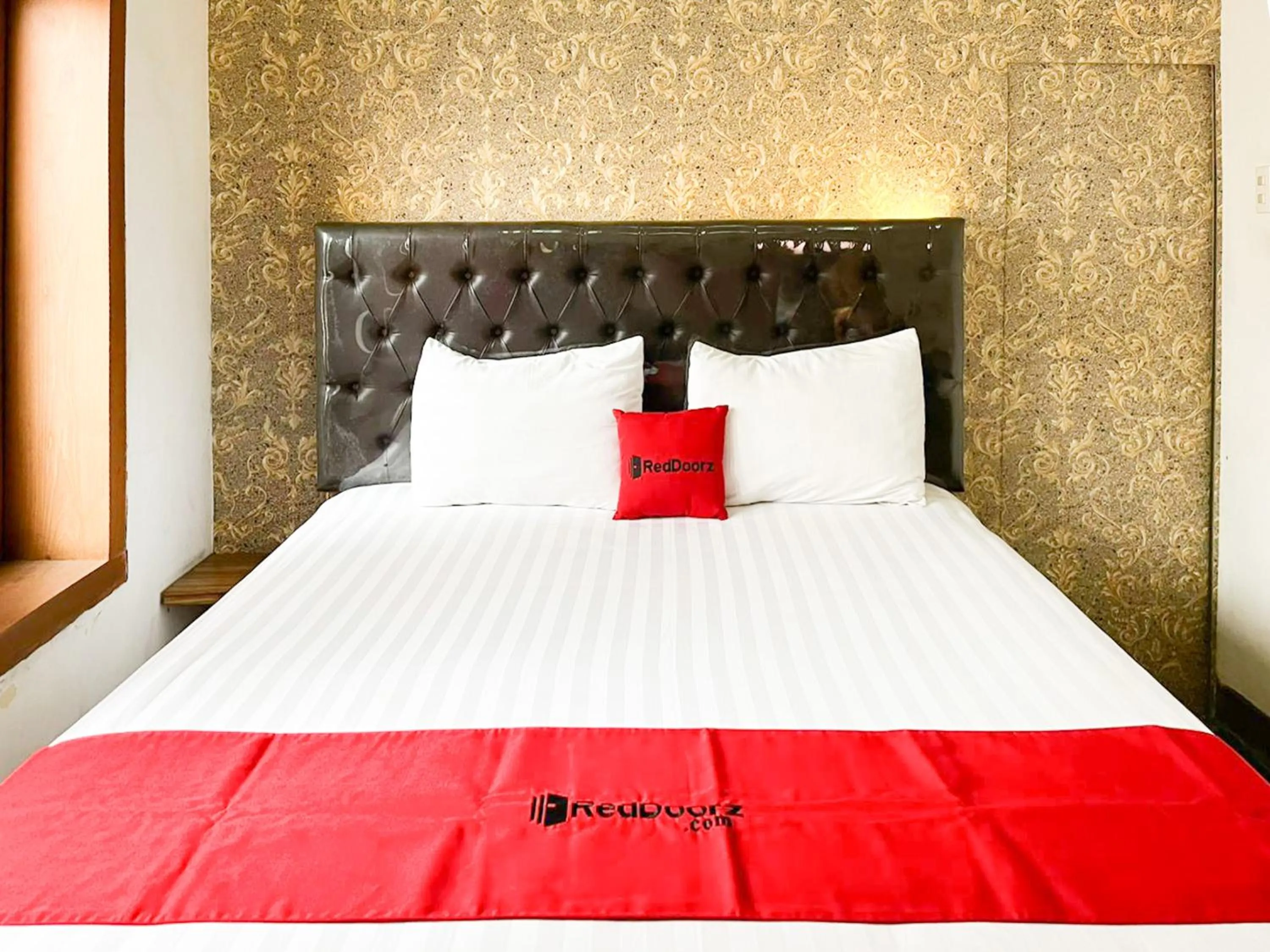 Bedroom, Bed in RedDoorz Syariah Near Alun-Alun Tulungagung