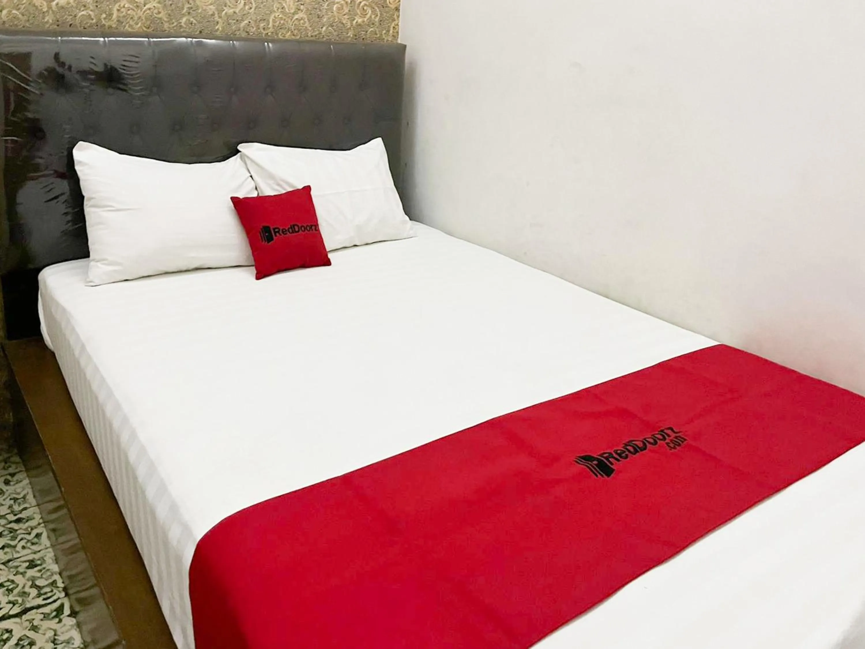 Bedroom, Bed in RedDoorz Syariah Near Alun-Alun Tulungagung