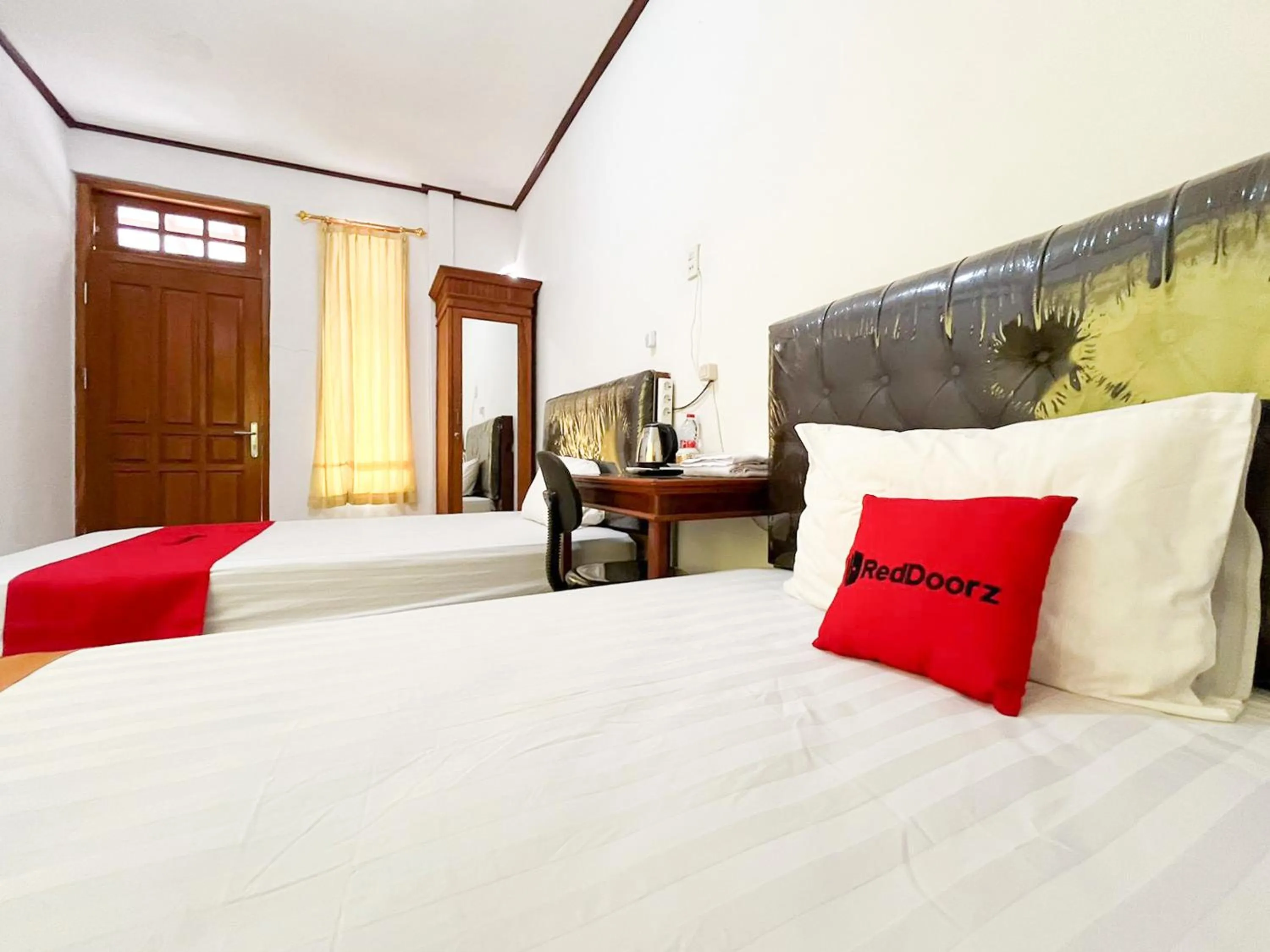 Bedroom, Bed in RedDoorz Syariah Near Alun-Alun Tulungagung