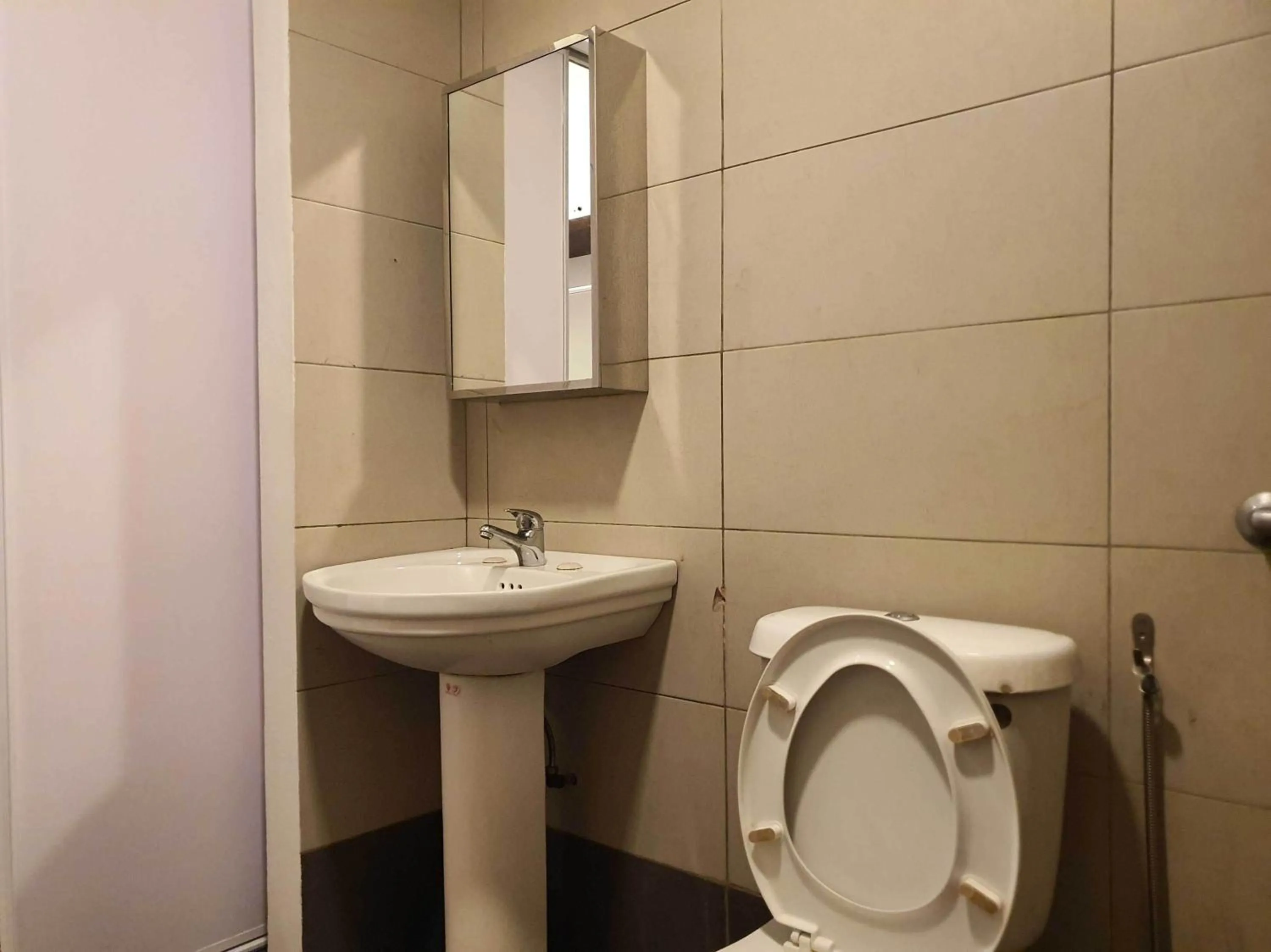 Bathroom in Hotel O Signature Inn Miri