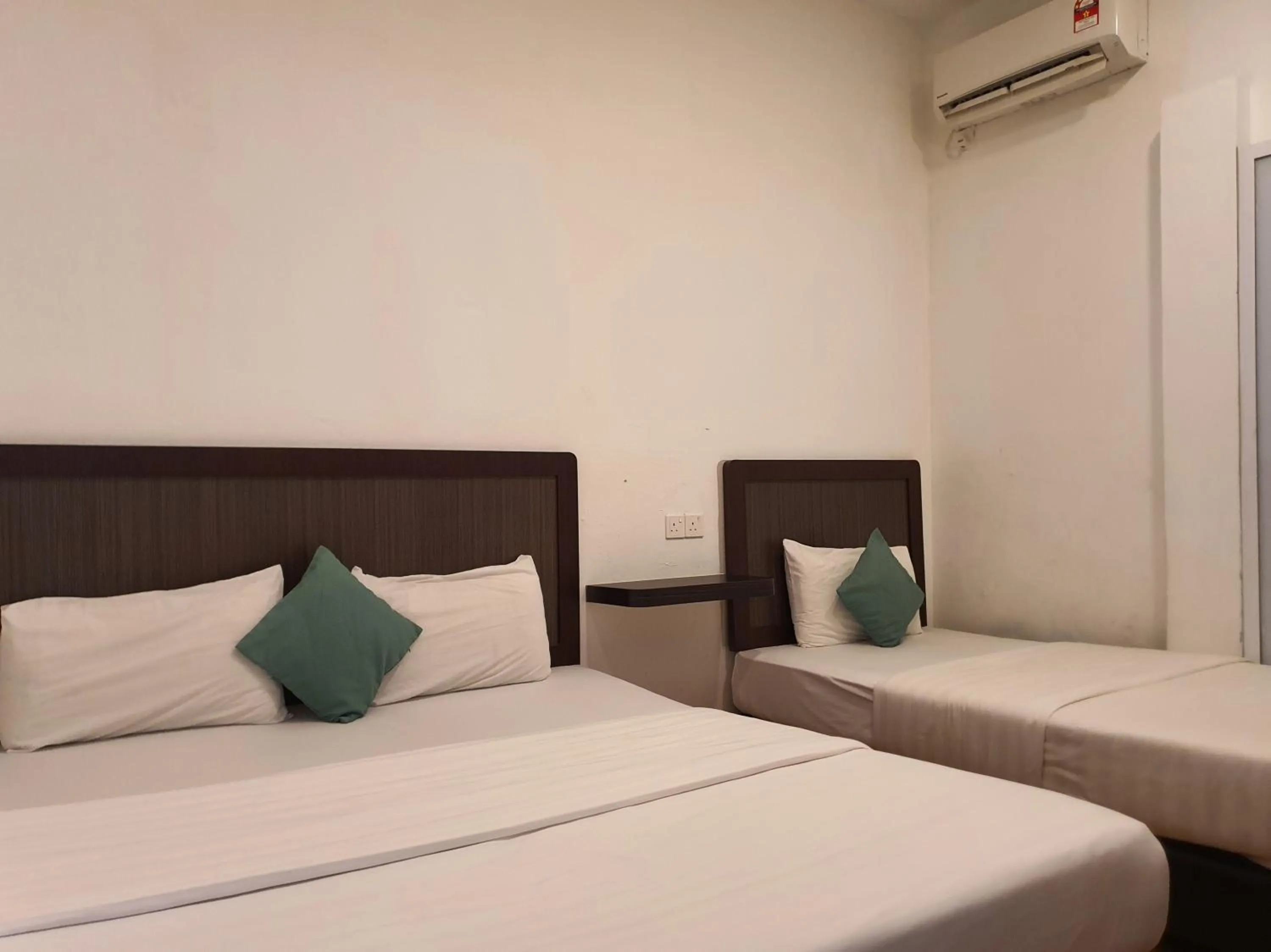 Standard Triple Room in Hotel O Signature Inn Miri