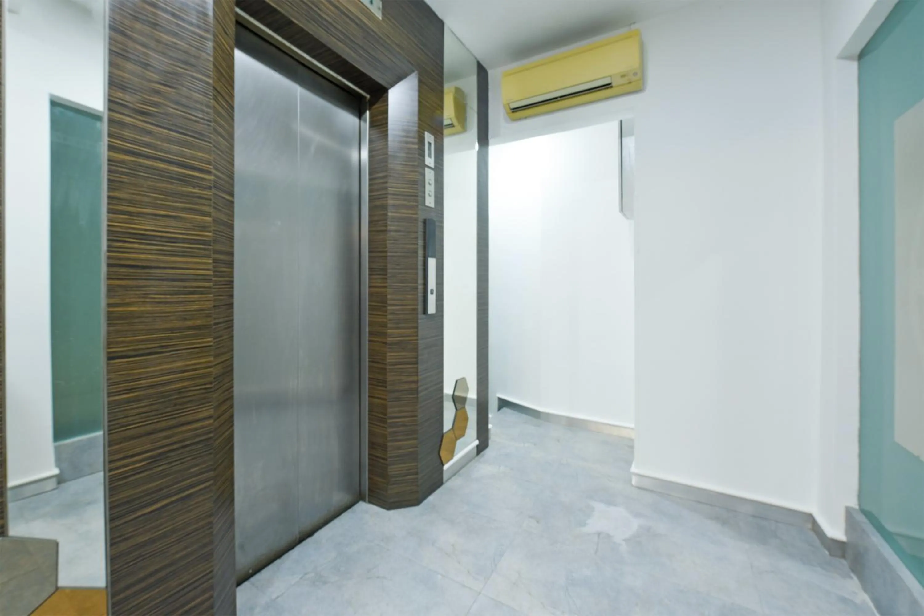 elevator in Hotel O Pollodium Chinatown