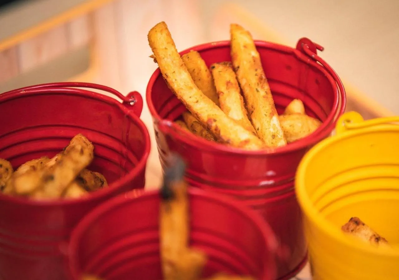 Food and drinks in Holiday Inn Express Kolkata New Town by IHG