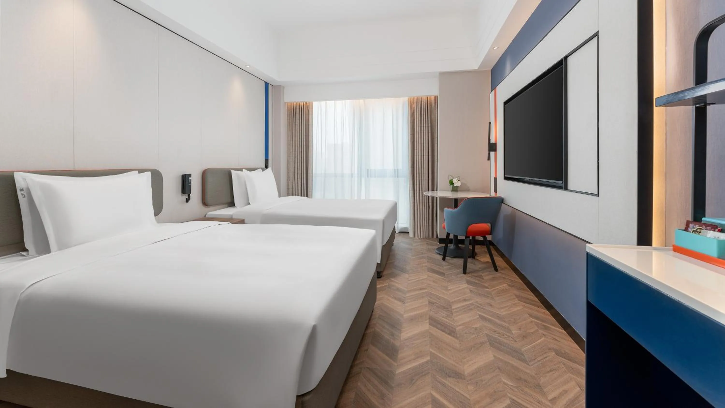 Photo of the whole room, Bed in Holiday Inn Express Chengdu Shuangliu Airport by IHG - Free shuttle bus from Shuangliu International Airport to hotel about 8 Minutes by car, Welcome drink