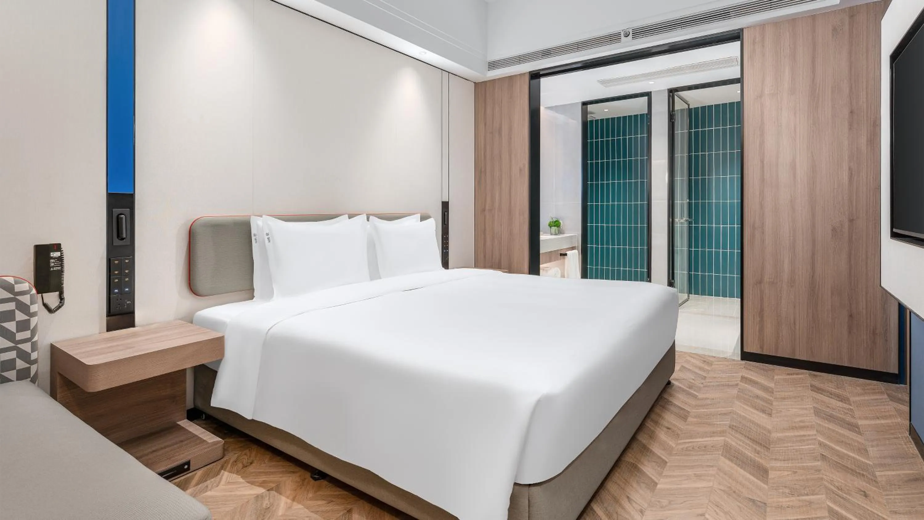 Bed in Holiday Inn Express Chengdu Shuangliu Airport by IHG - Free shuttle bus from Shuangliu International Airport to hotel about 8 Minutes by car, Welcome drink