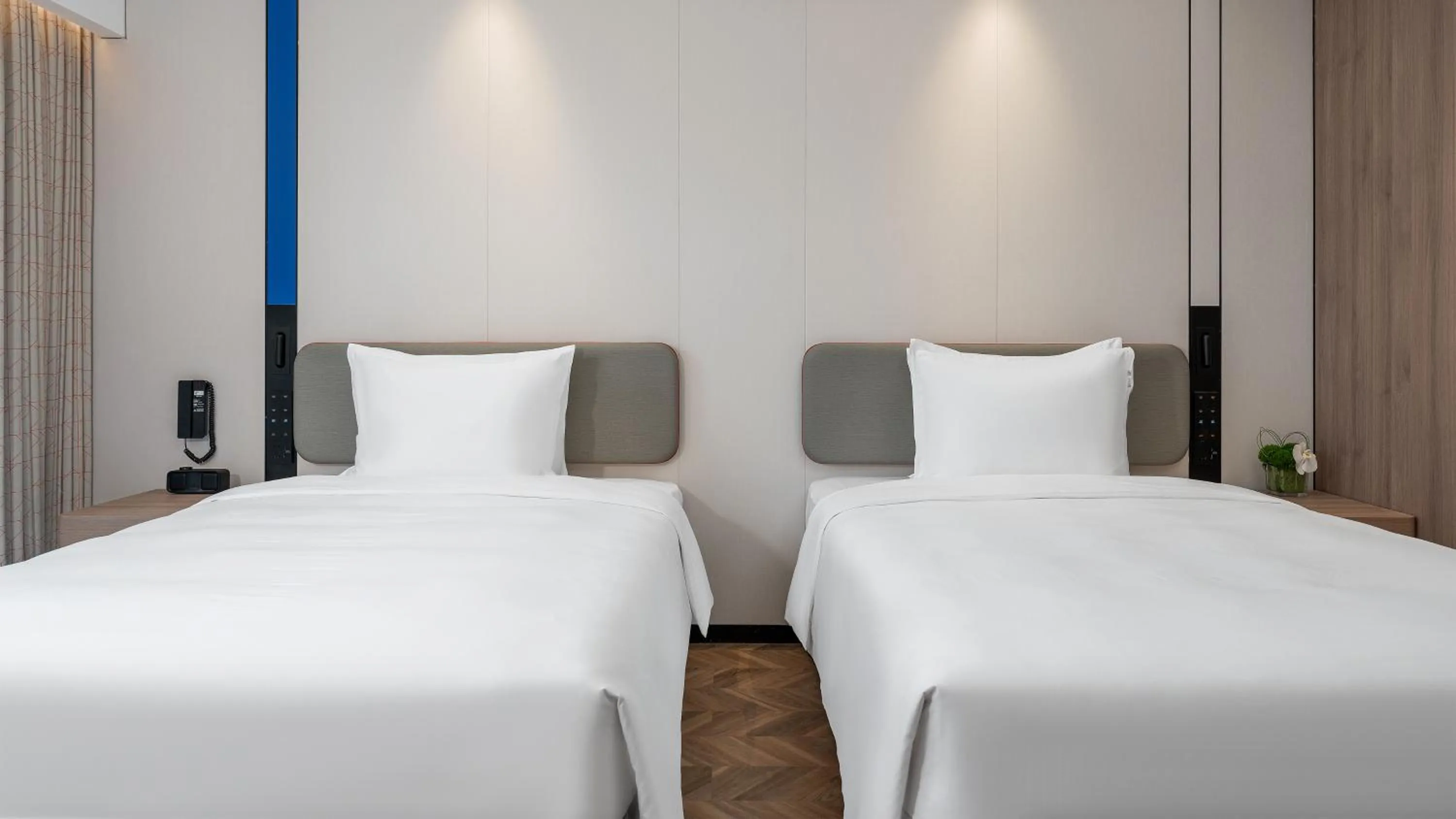 Bed in Holiday Inn Express Chengdu Shuangliu Airport by IHG - Free shuttle bus from Shuangliu International Airport to hotel about 8 Minutes by car, Welcome drink