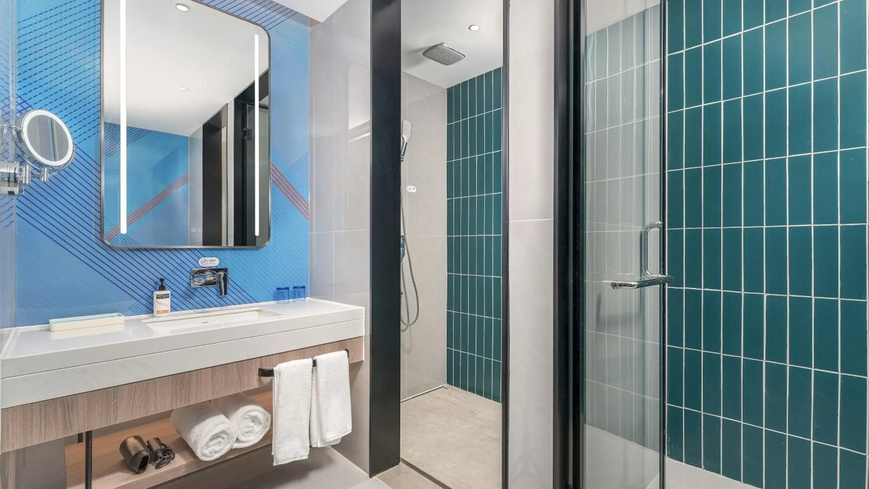 Standard Double Room with Two Double Beds - High Floor in Holiday Inn Express Chengdu Shuangliu Airport by IHG - Free shuttle bus from Shuangliu International Airport to hotel about 8 Minutes by car, Welcome drink Standard Double Room with Two Double Beds - High Floor in Holiday Inn Express Chengdu Shuangliu Airport by IHG - Free shuttle bus from Shuangliu International Airport to hotel about 8 Minutes by car, Welcome drink