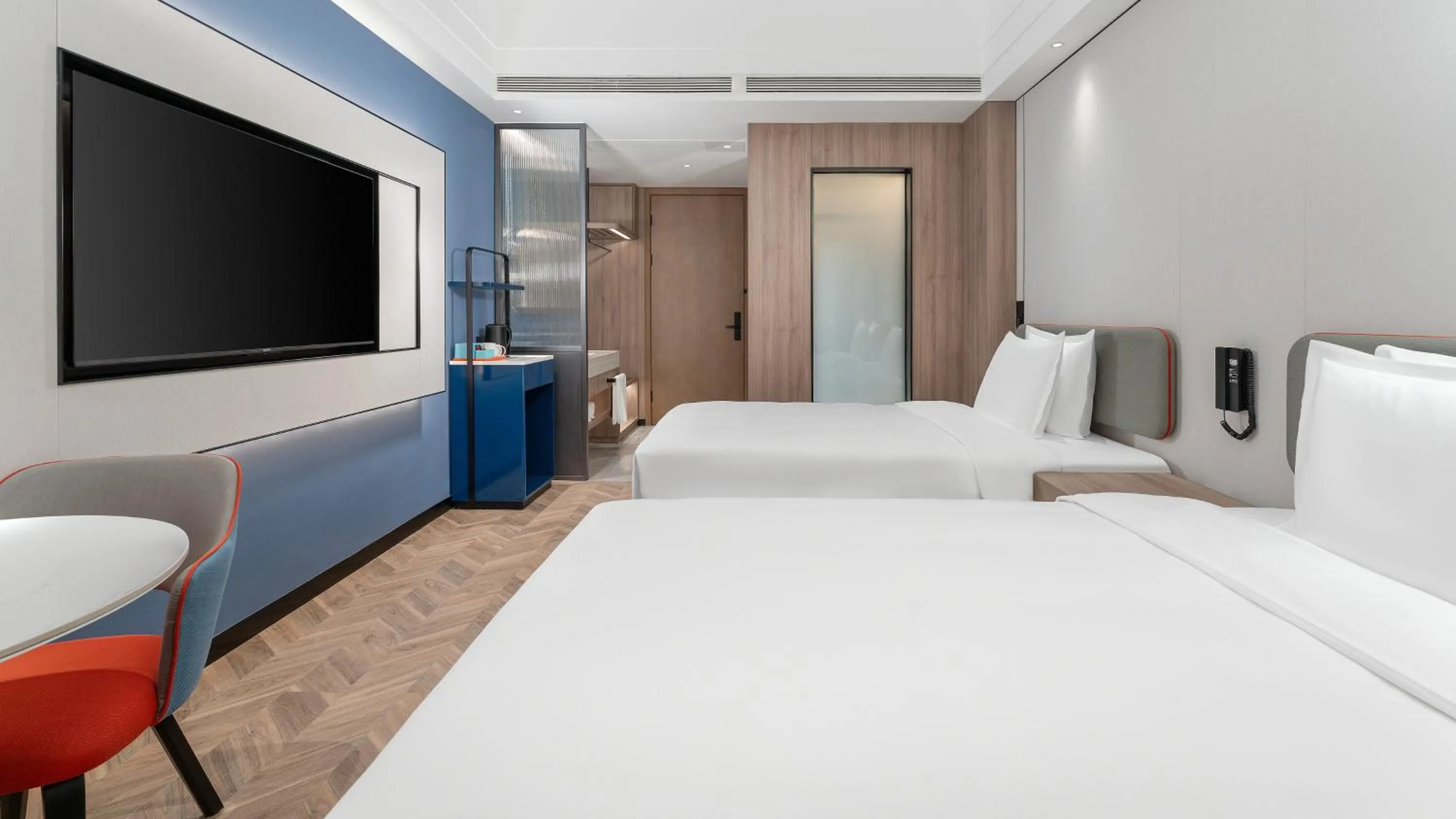Photo of the whole room, Bed in Holiday Inn Express Chengdu Shuangliu Airport by IHG - Free shuttle bus from Shuangliu International Airport to hotel about 8 Minutes by car, Welcome drink
