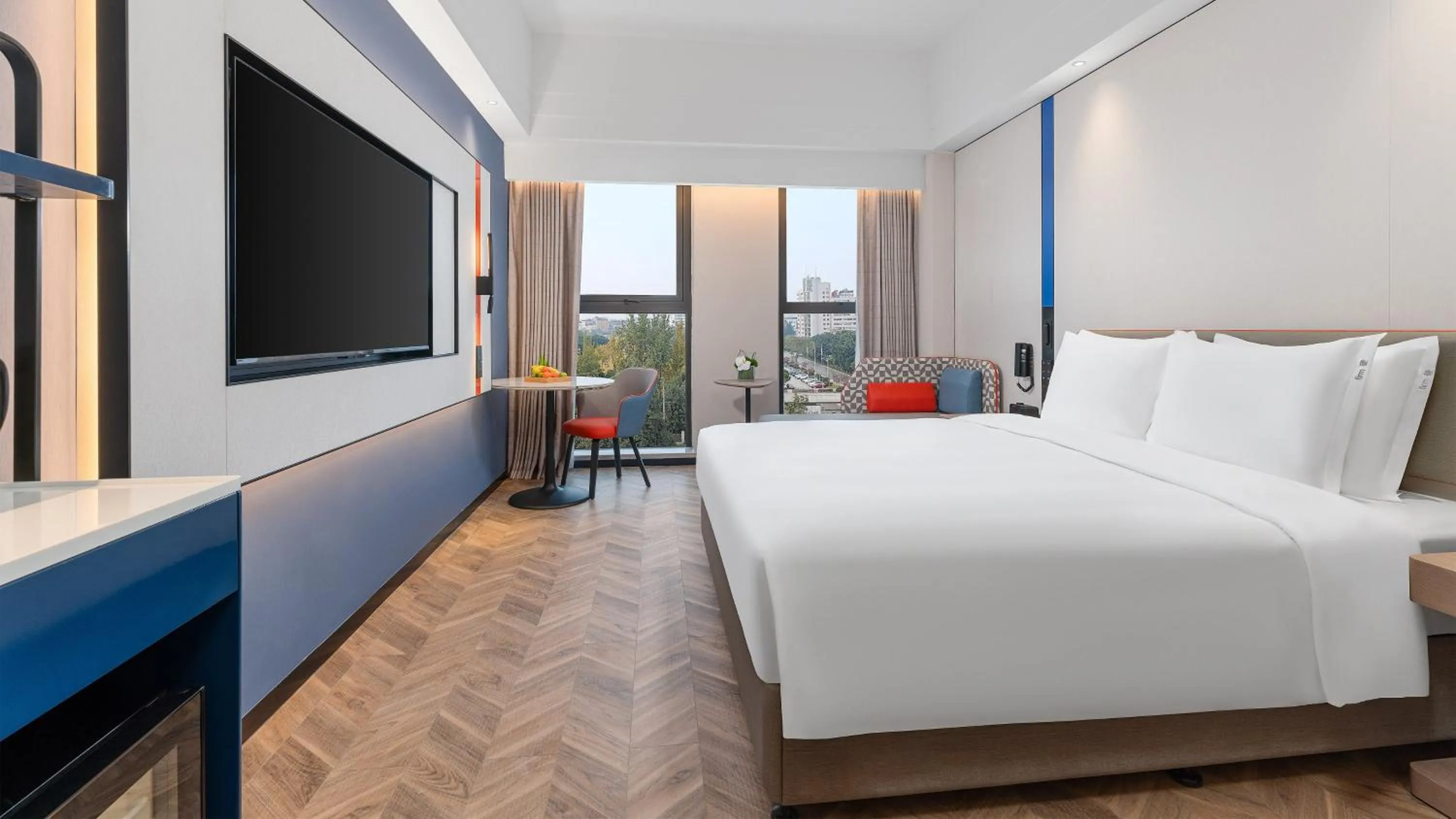 Photo of the whole room, Bed in Holiday Inn Express Chengdu Shuangliu Airport by IHG - Free shuttle bus from Shuangliu International Airport to hotel about 8 Minutes by car, Welcome drink