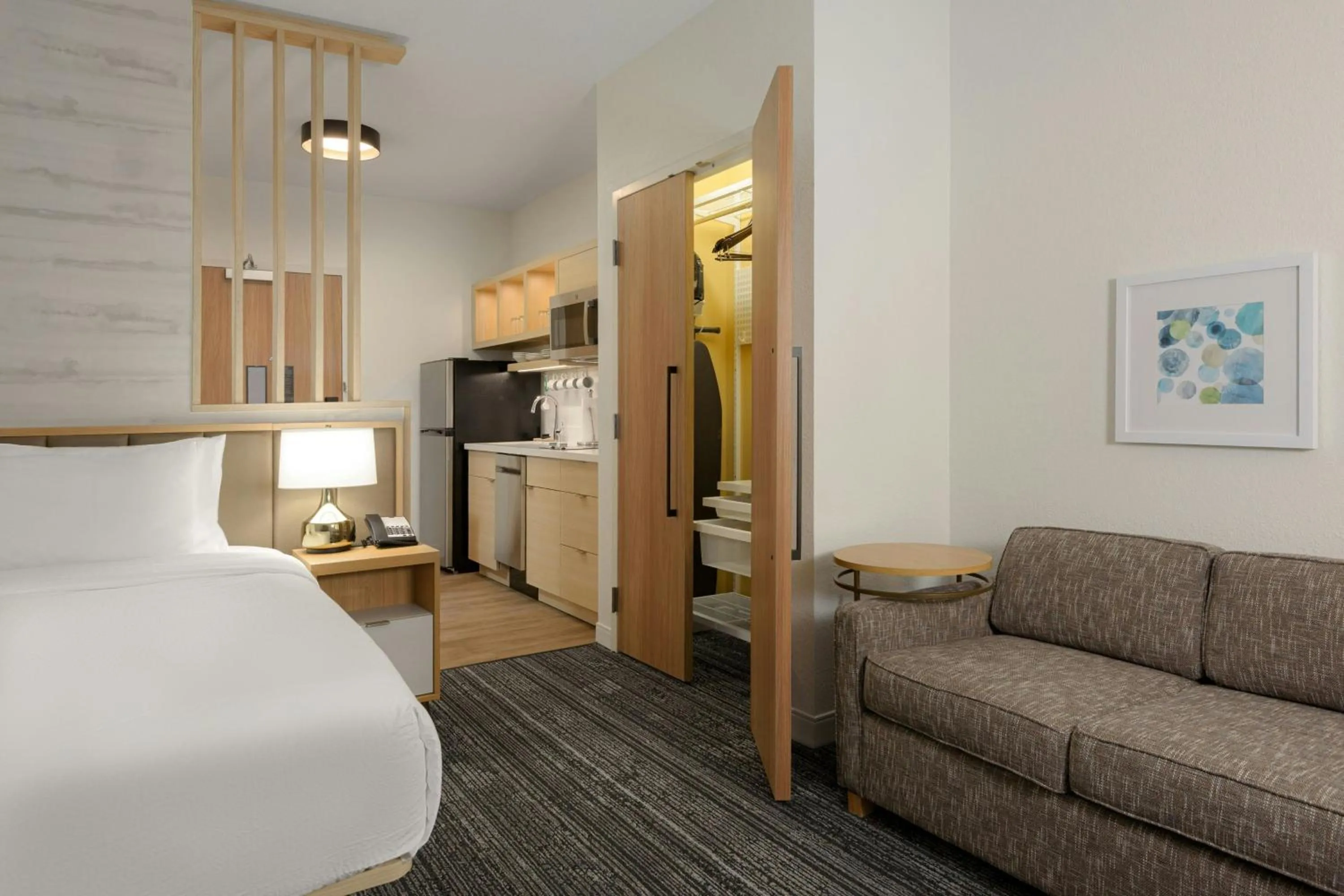 Living room, Bed in TownePlace Suites by Marriott Cincinnati Oakley