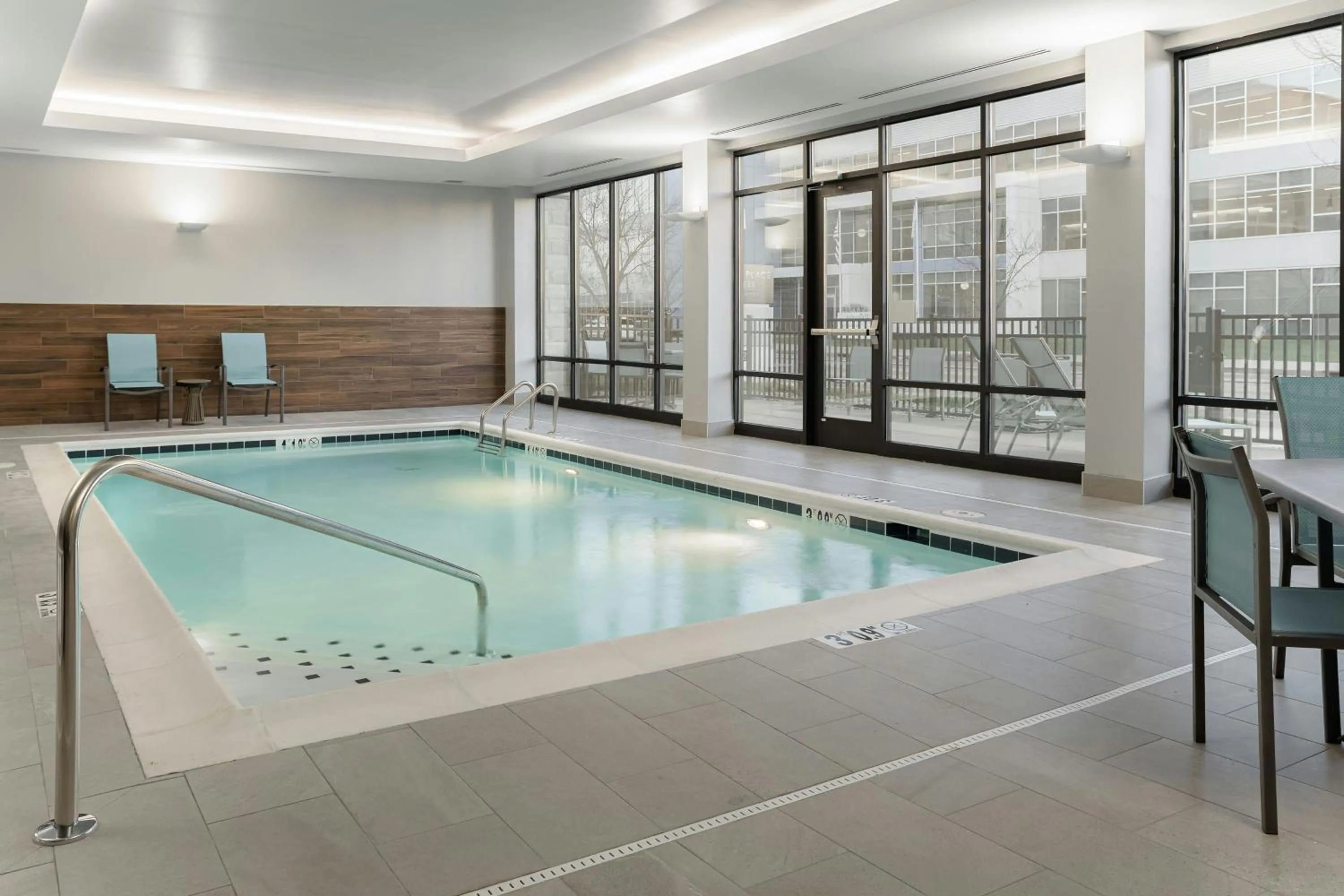 Swimming pool in TownePlace Suites by Marriott Cincinnati Oakley