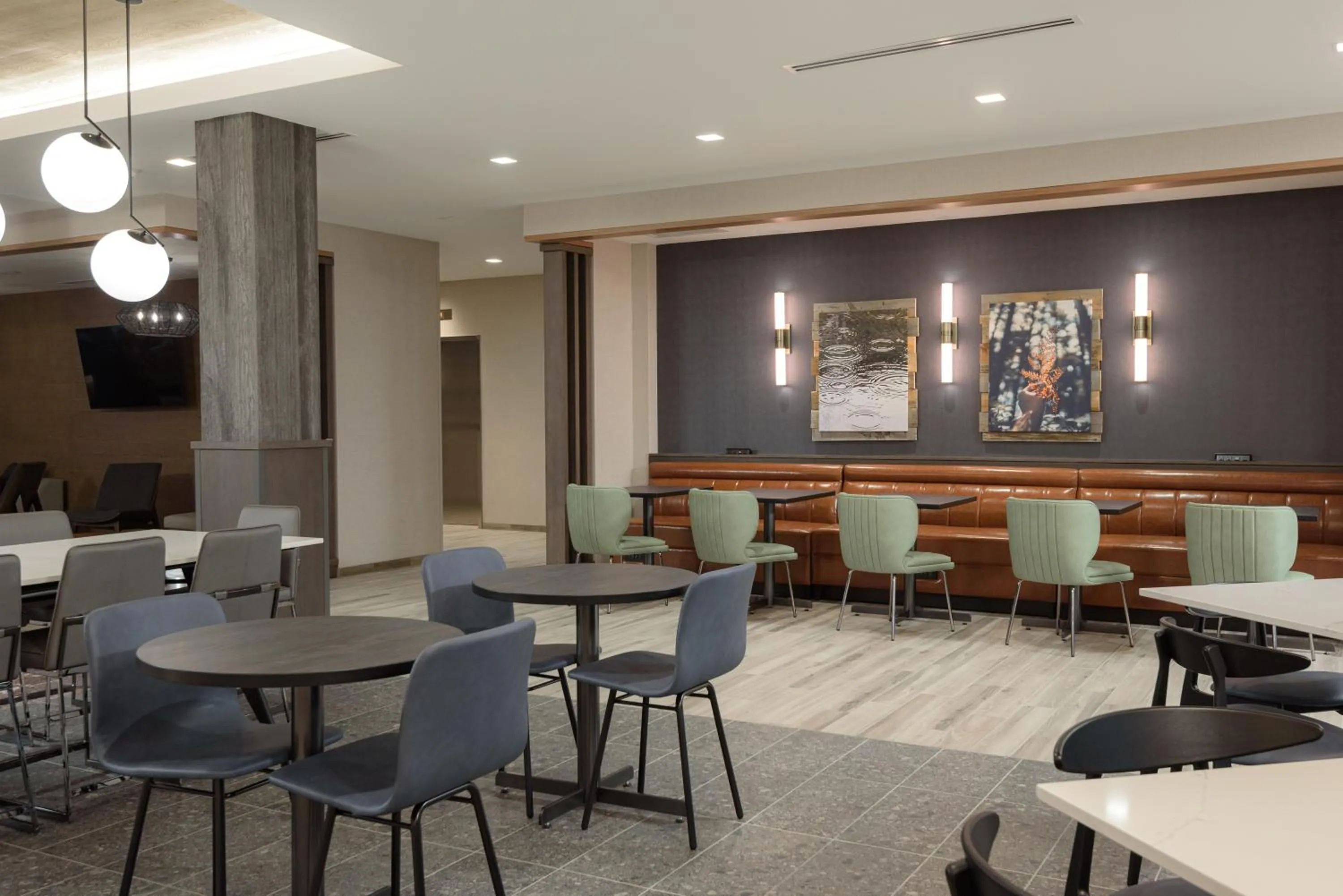 Seating area in TownePlace Suites by Marriott Cincinnati Oakley