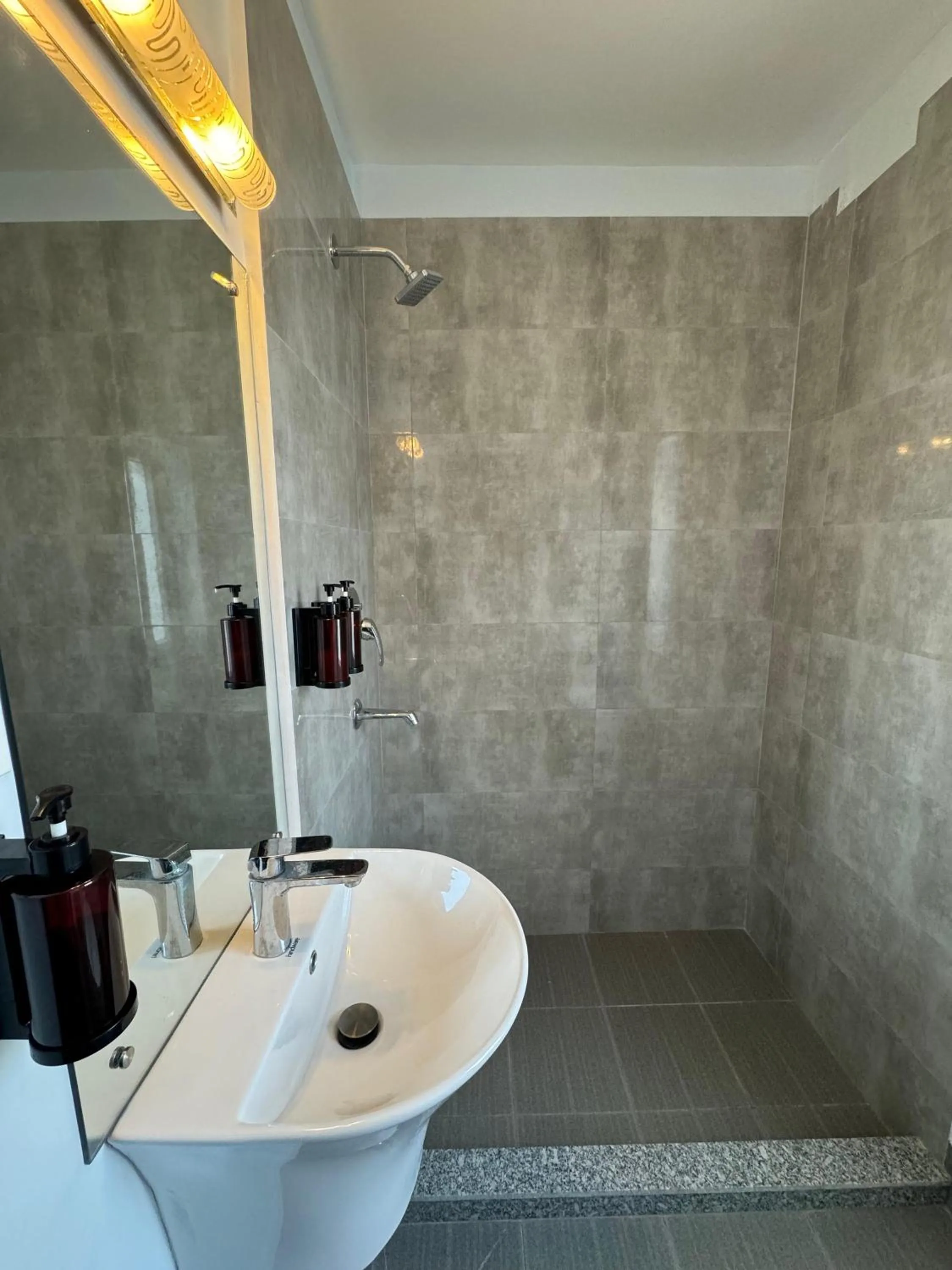 Bathroom in Hotel Alleyway Express