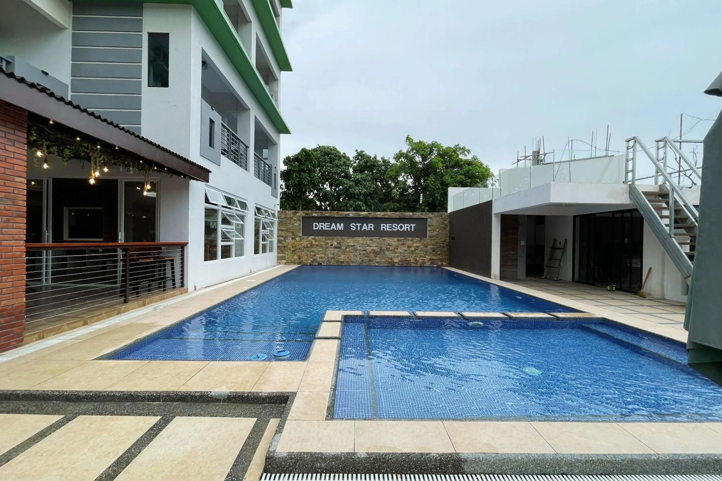 Swimming pool in Dream'Star Resort Puerto Galera powered by Cocotel