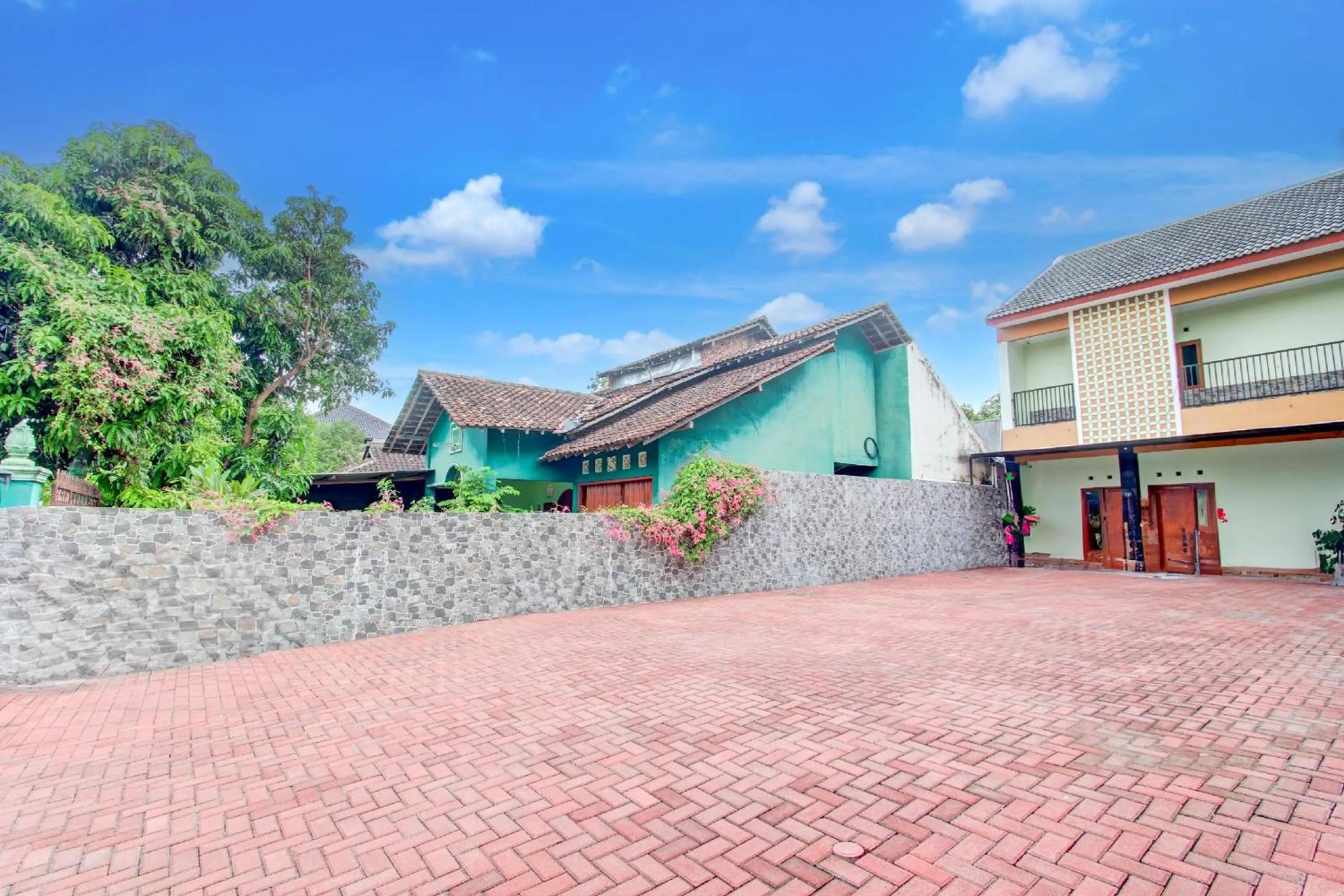 Property building in Hotel O Sleman Near Bandara Adi Sutjipto Formerly Joglo Sorogenen