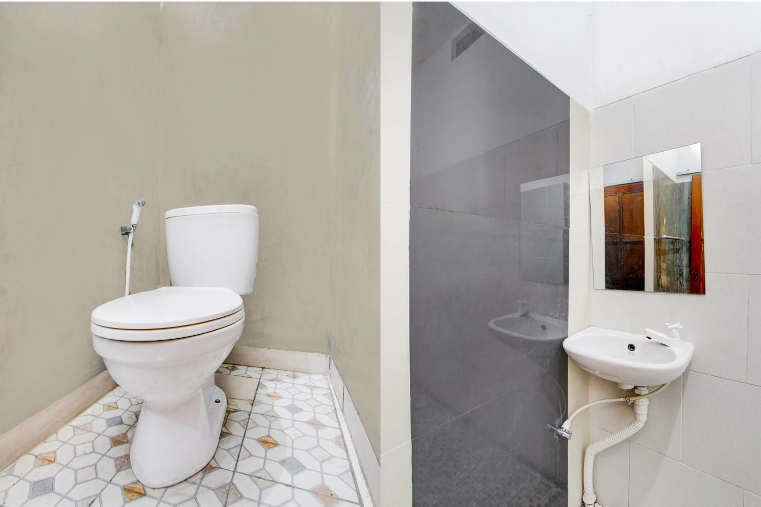 Bathroom in Capital O 94274 Homestay Balimoelih