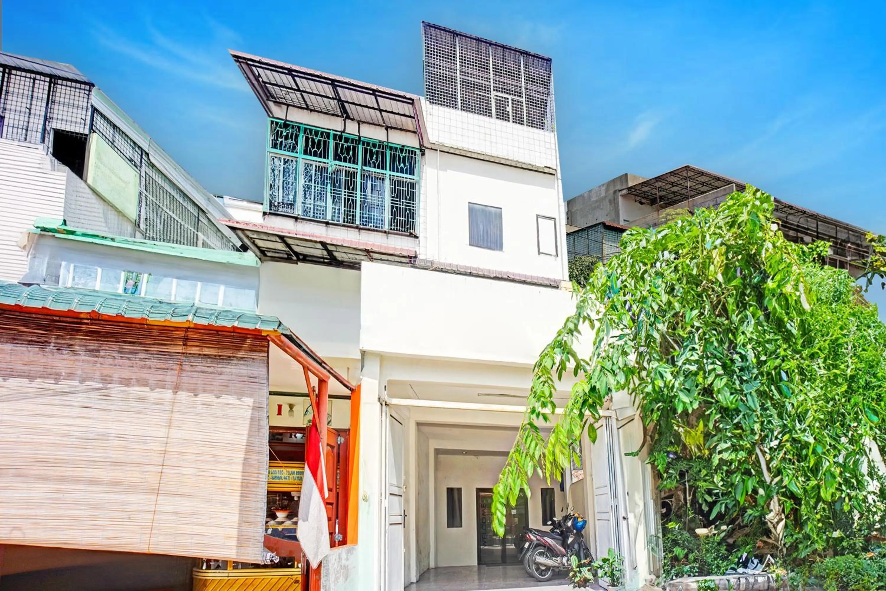 Facade/entrance in Hotel O Mandala Near Universitas Negeri Medan ( UNIMED )