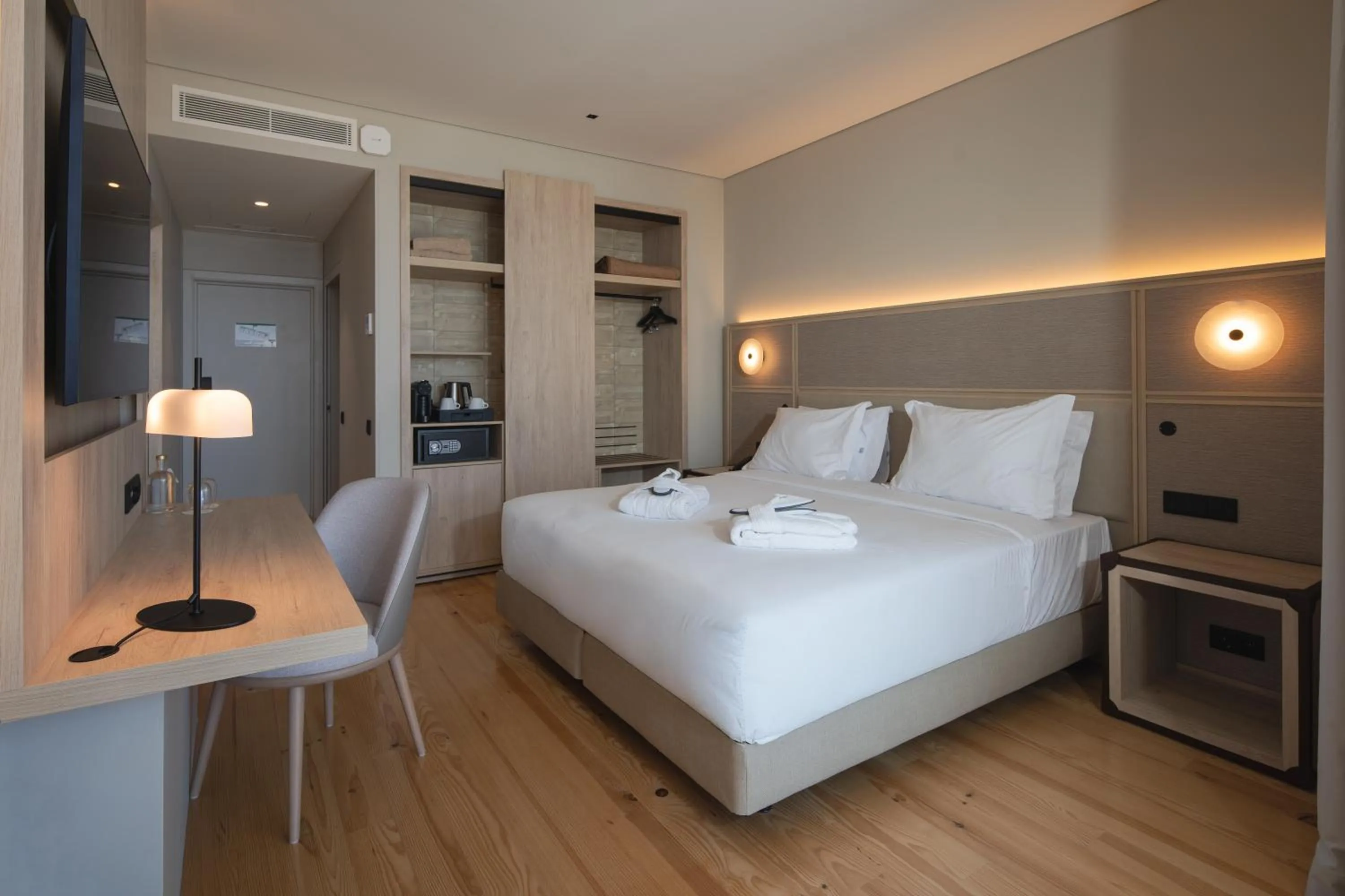 Photo of the whole room, Bed in Mercure Ponta Delgada Azores