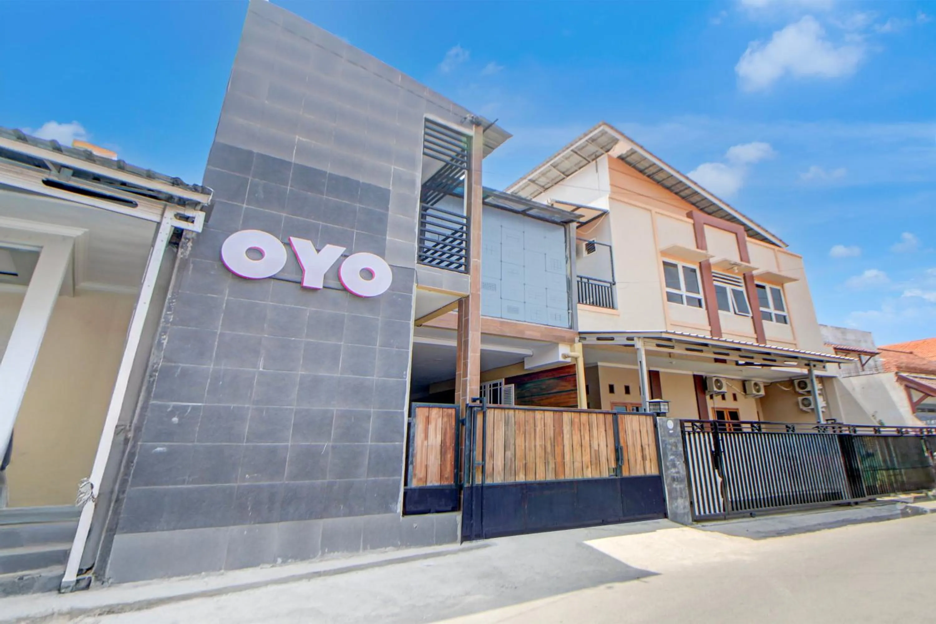 Facade/entrance in Hotel O Stasiun Tegal Near Alun-Alun Formerly Ameera Guest House
