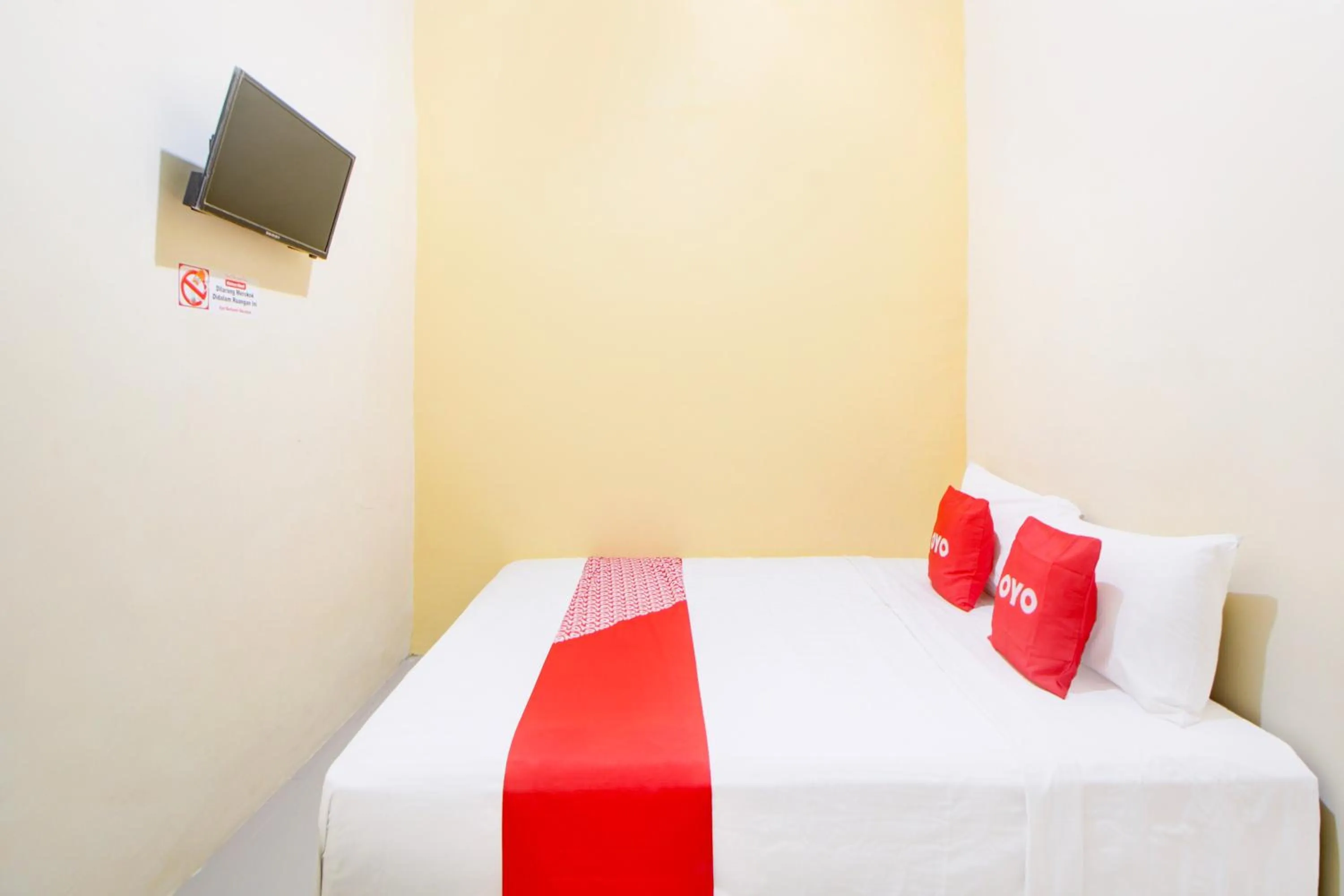 Bedroom, Bed in Hotel O Alun-Alun Purwokerto Near Gor Satria Purwokerto Formerly Guest House Blessing