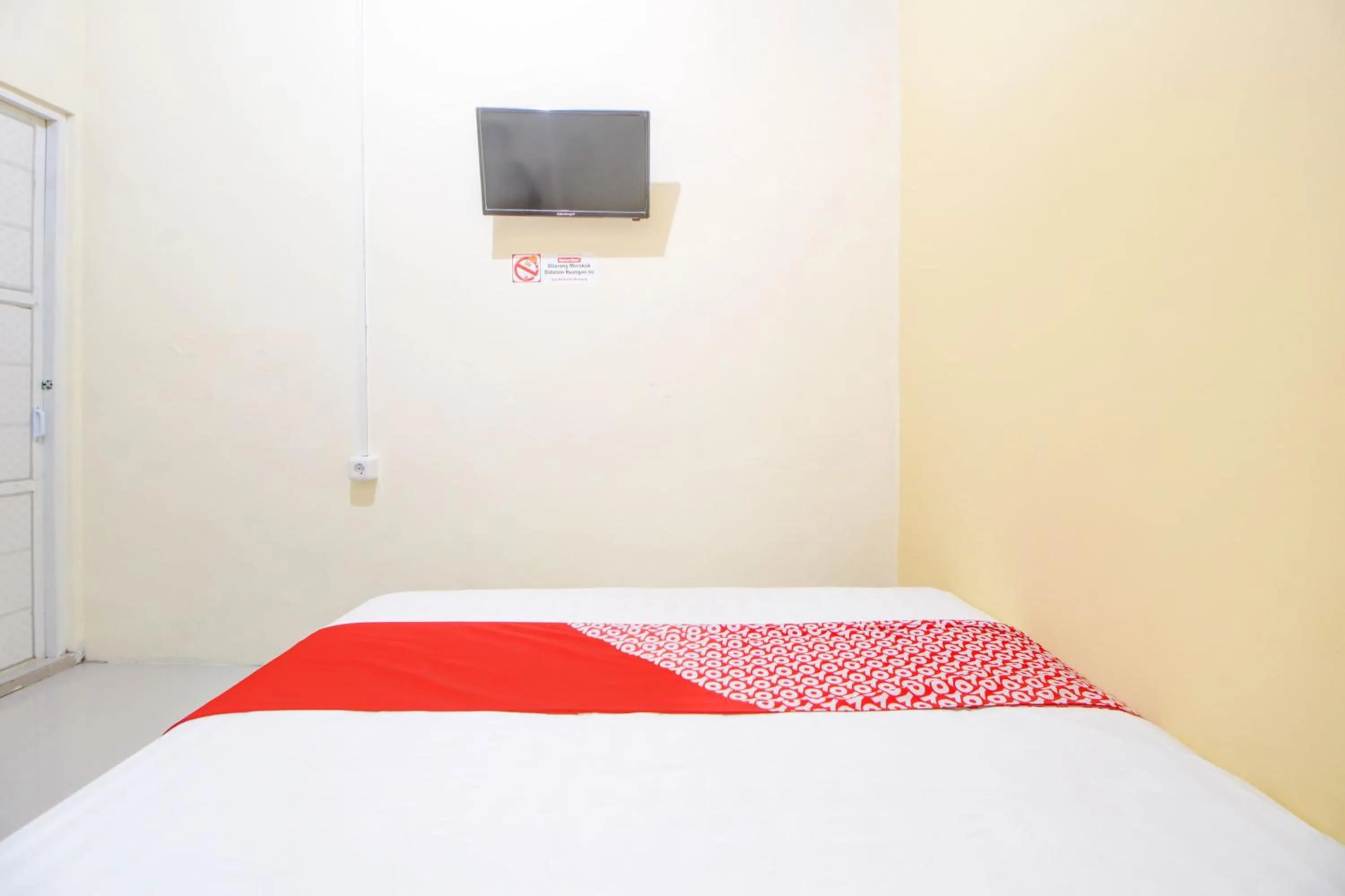 Bedroom, Bed in Hotel O Alun-Alun Purwokerto Near Gor Satria Purwokerto Formerly Guest House Blessing