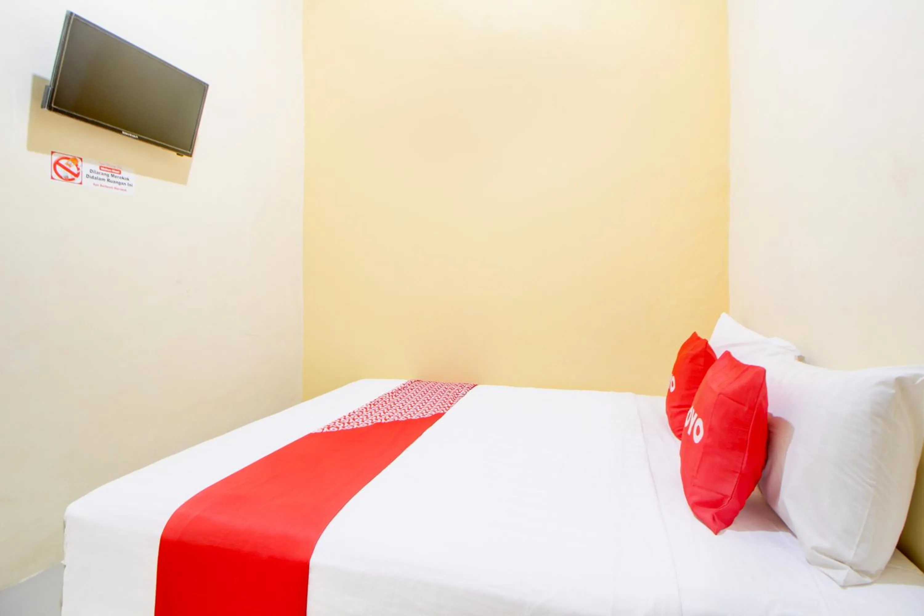 Bedroom, Bed in Hotel O Alun-Alun Purwokerto Near Gor Satria Purwokerto Formerly Guest House Blessing