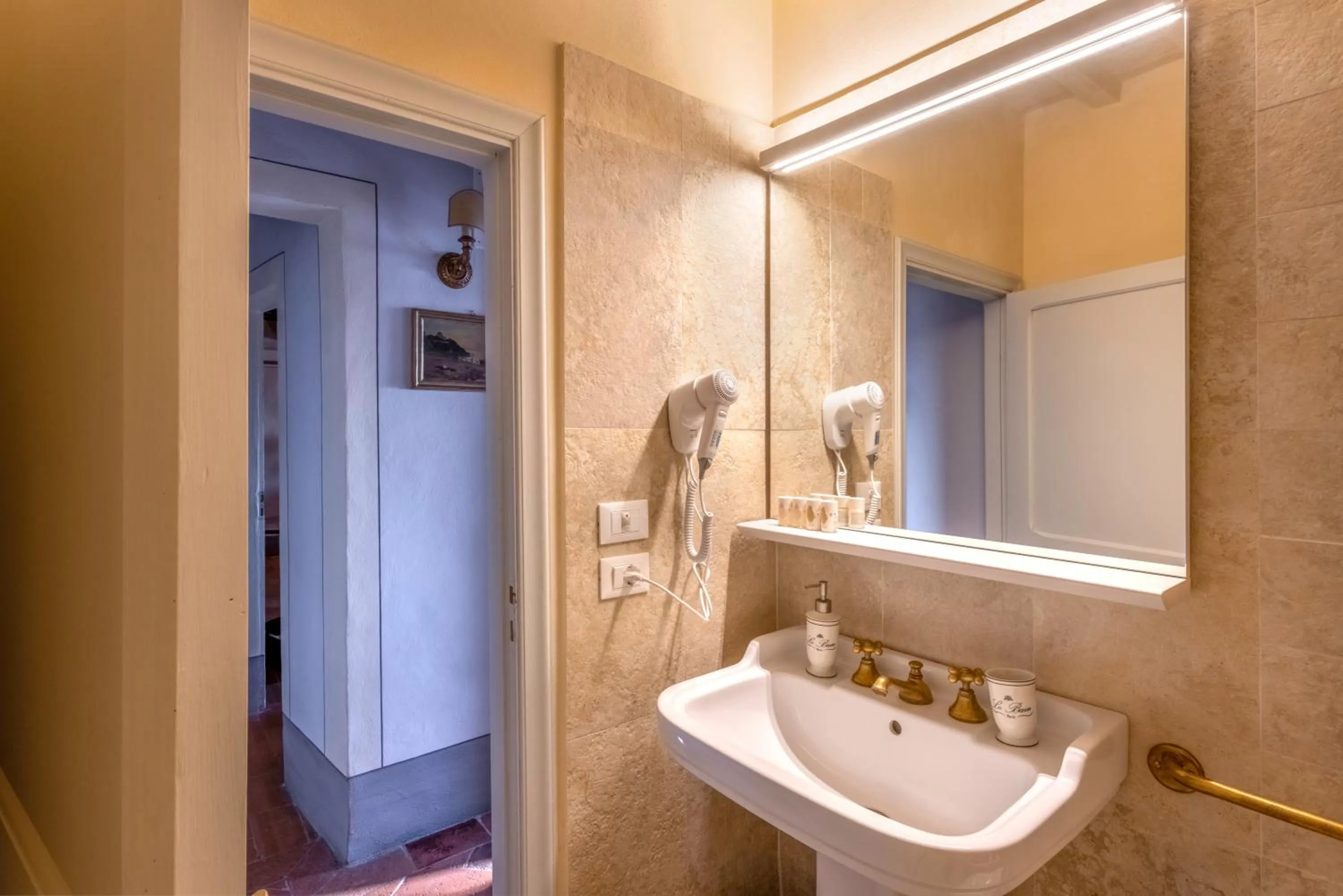 Bathroom in Palazzo Nobile di San Donato - Historic Experience