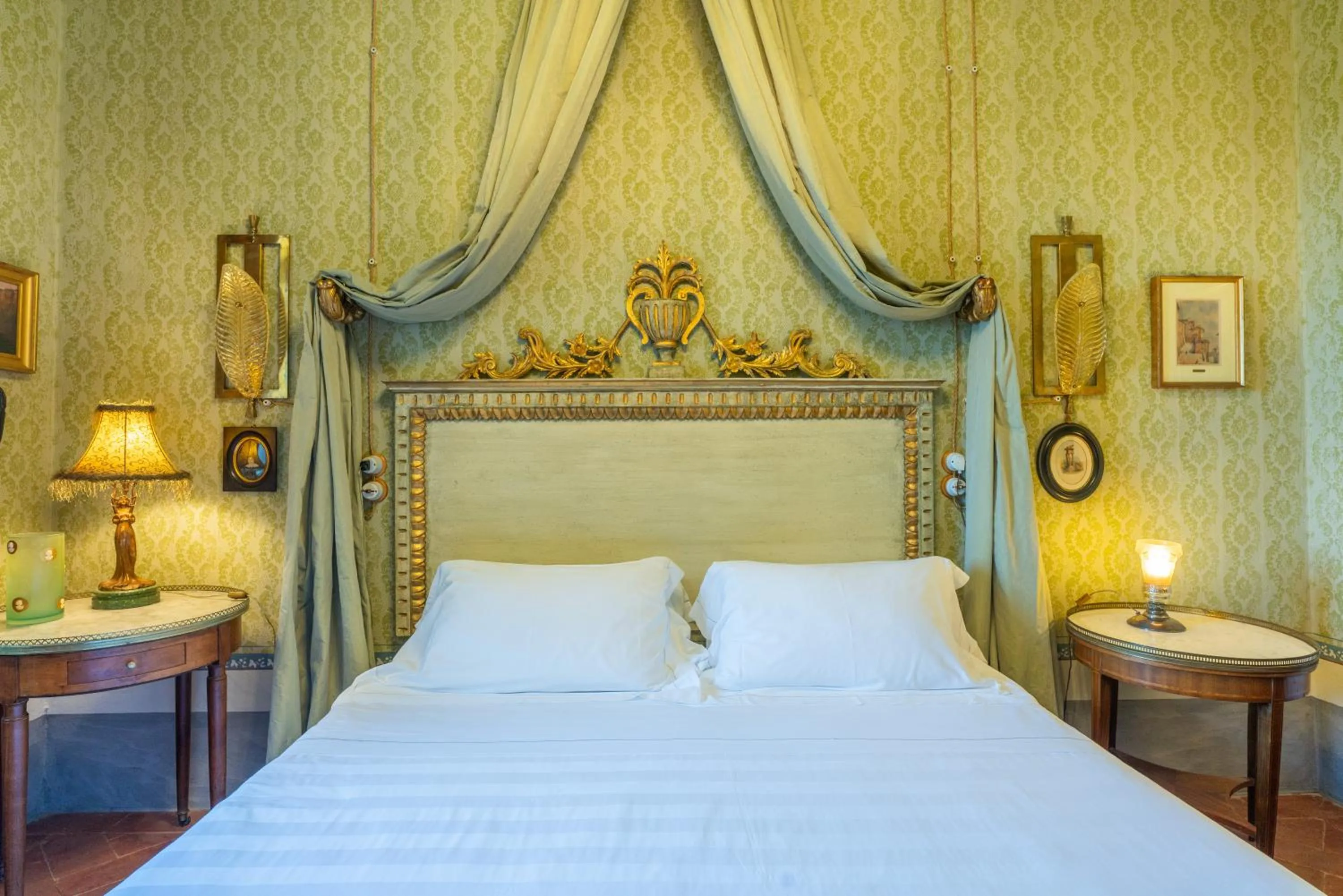 Bed in Palazzo Nobile di San Donato - Historic Experience