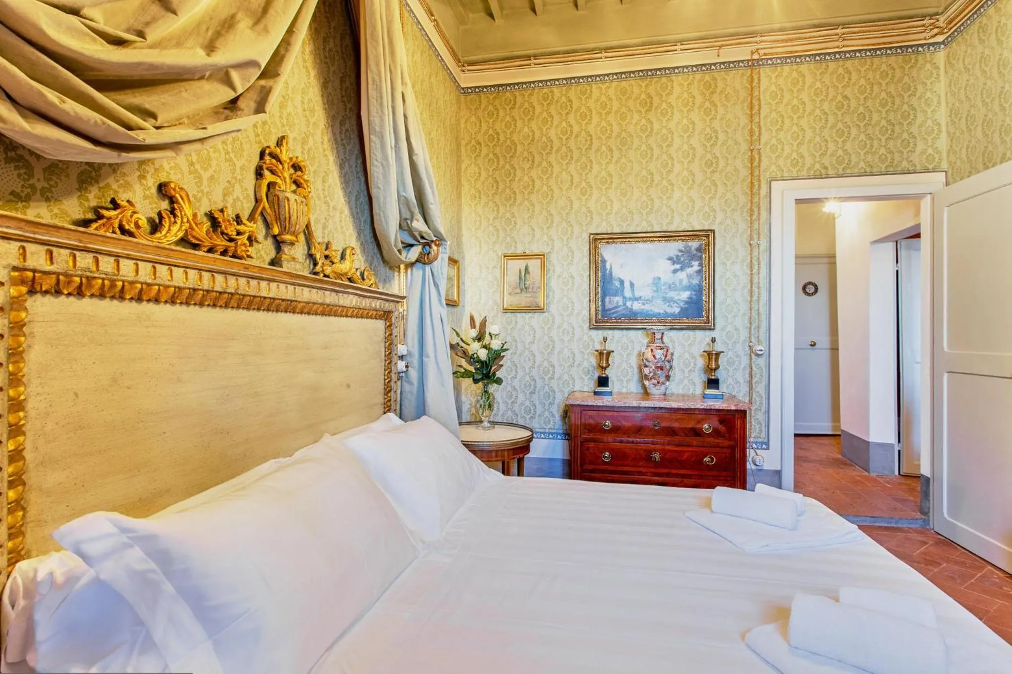 Bed in Palazzo Nobile di San Donato - Historic Experience