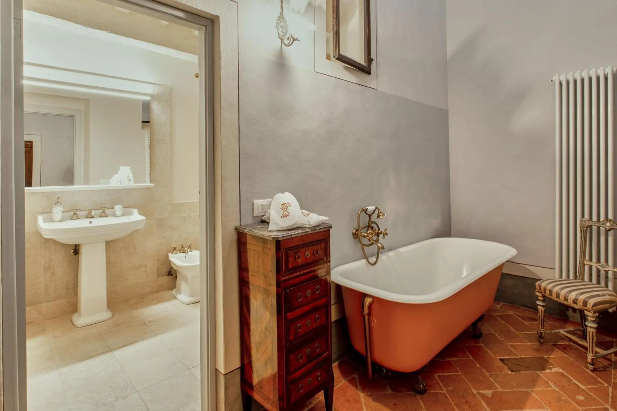 Shower in Palazzo Nobile di San Donato - Historic Experience