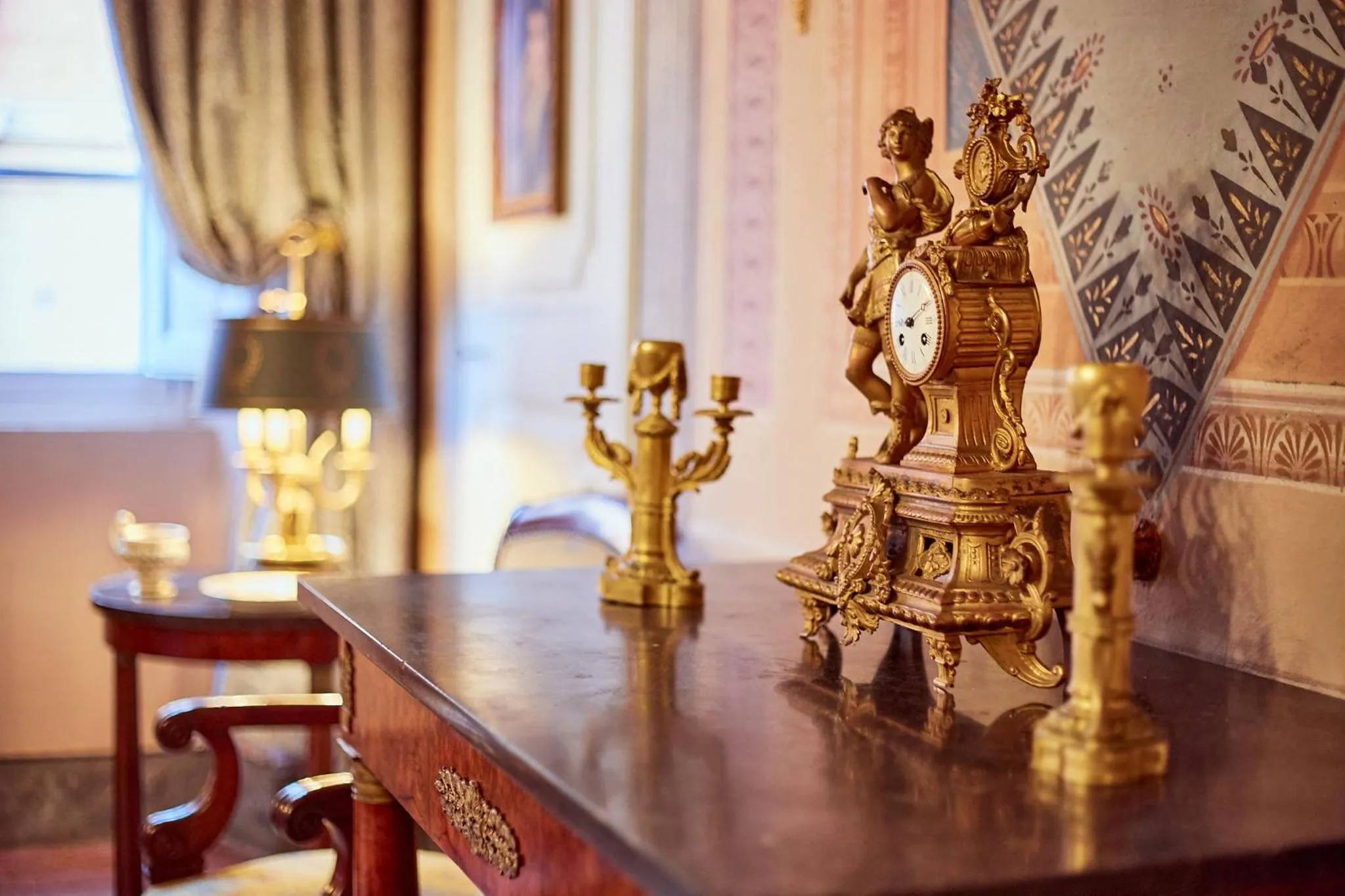 hair dresser in Palazzo Nobile di San Donato - Historic Experience
