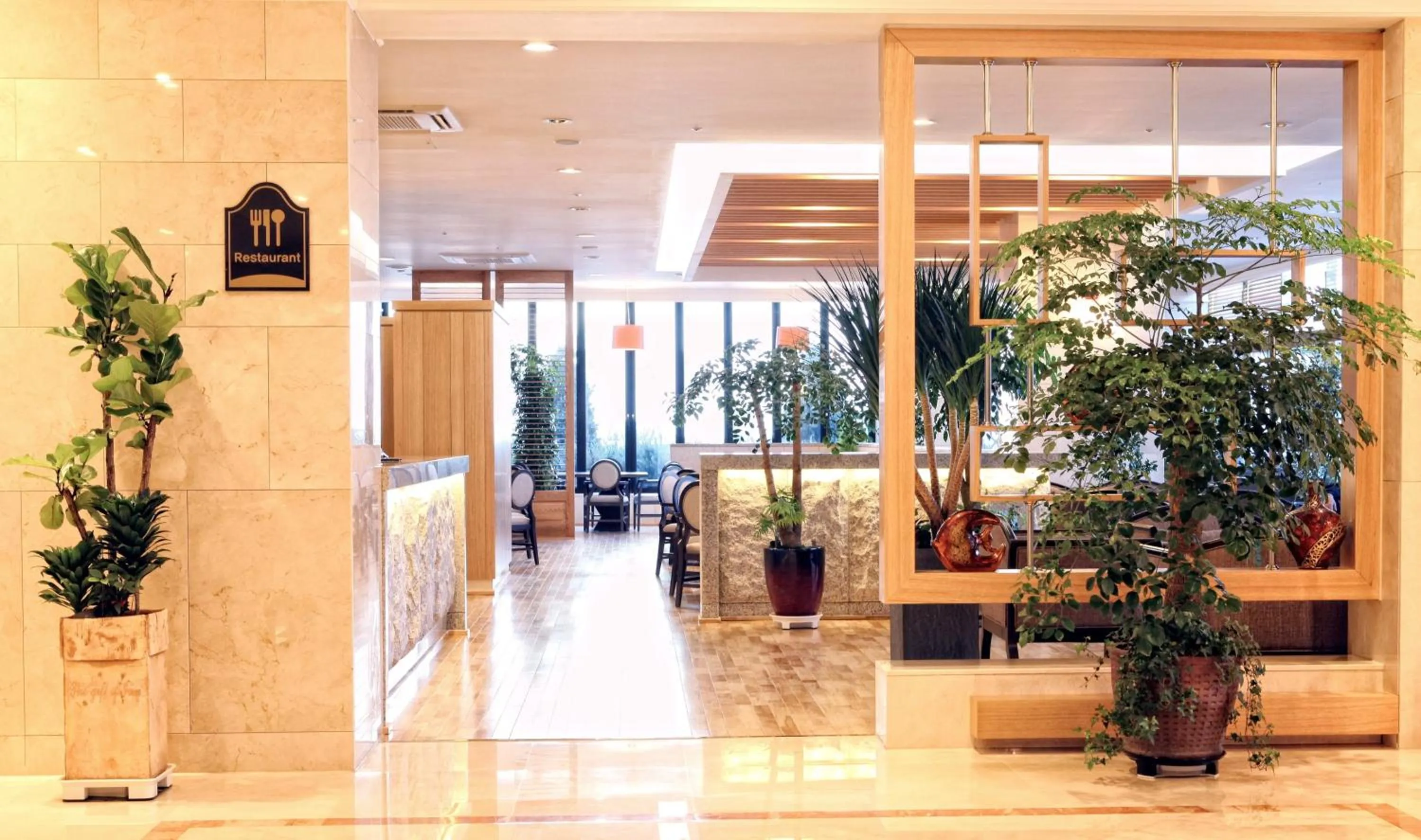 Dining area in Fontana Beach Hotel