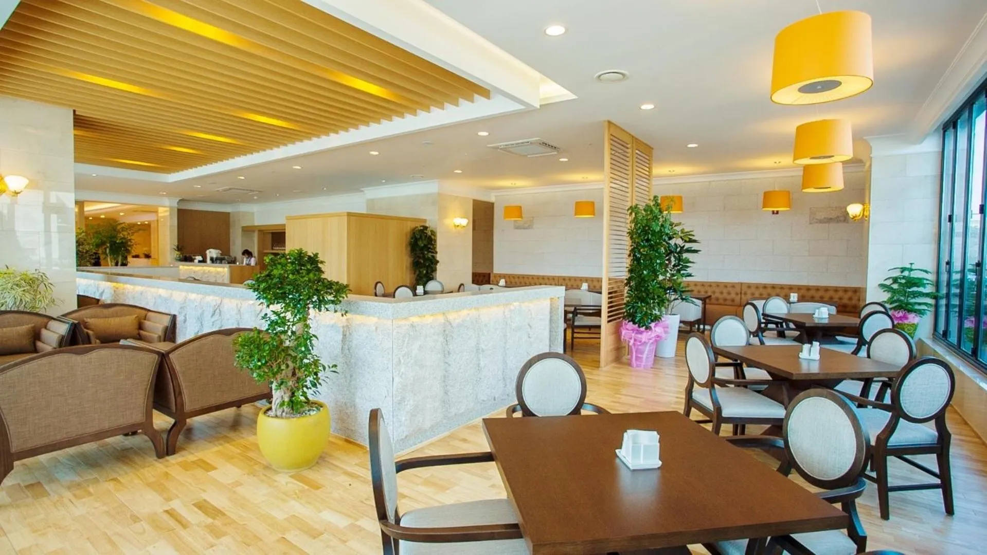Restaurant/places to eat in Fontana Beach Hotel