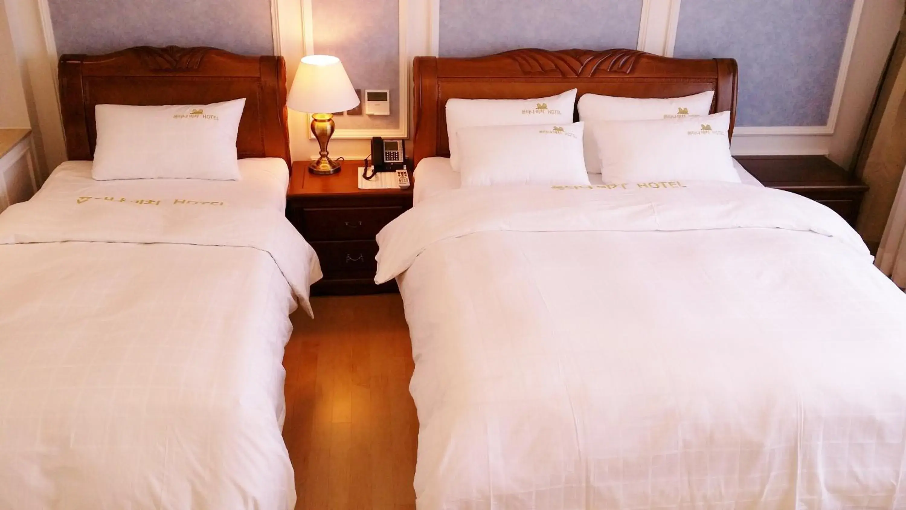 Deluxe Twin Room in Fontana Beach Hotel Deluxe Twin Room in Fontana Beach Hotel